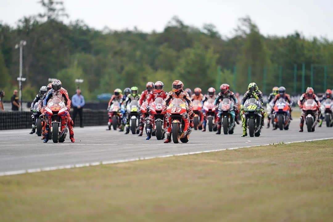 レプソル・ホンダのインスタグラム：「Race starts. A step by step guide. Swipe 👈」