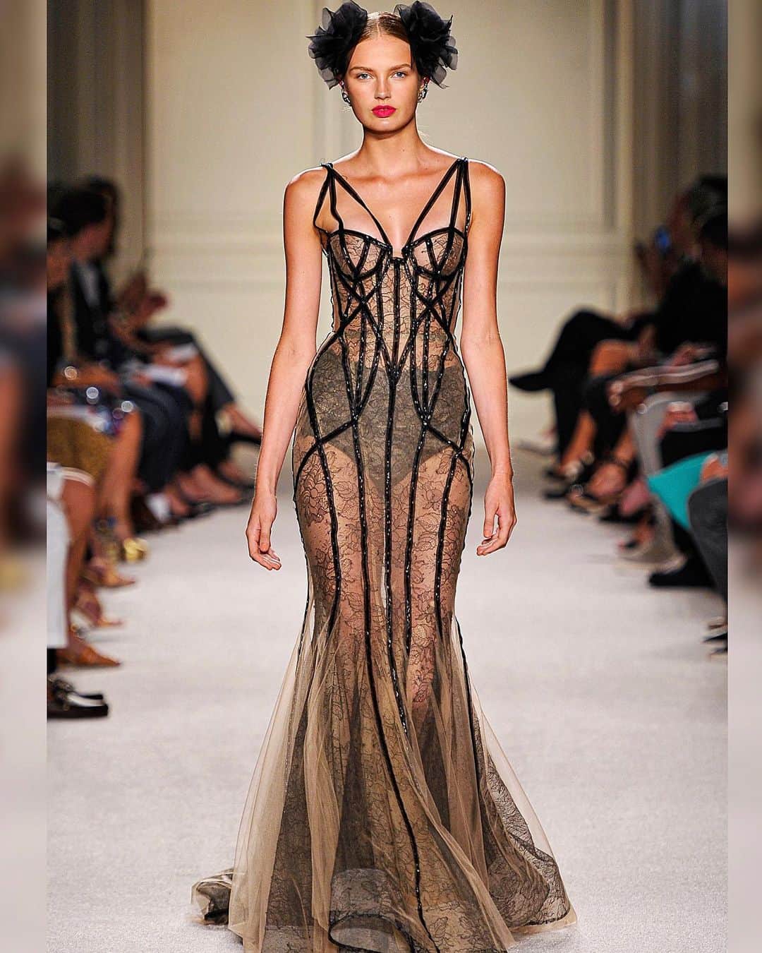 Marchesaさんのインスタグラム写真 - (MarchesaInstagram)「From the archives: Romee Strijd in Look 2 on the Spring/Summer 2016 Marchesa runway. @romeestrijd #marchesa #ss16marchesa #romeestrijd」8月15日 23時41分 - marchesafashion