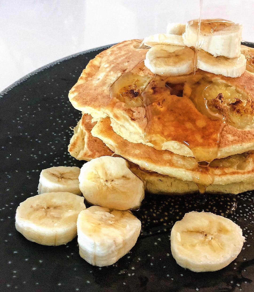 Sascha Barbozaさんのインスタグラム写真 - (Sascha BarbozaInstagram)「Panquecas proteicas de coco y banana.  1 huevo y 3 claras. 1/4 taza de harina de coco. 1 cucharada de mi proteina de coco, no es un scoop, es una cucharada sopera. 1/3 taza de leche de almendras o agua. Media cucharadita de canela.  Stevia al gusto. .  Se mezcla todo en la licuadora, haz las panquecas y distribuye una banana pequeña o media banana grande en las tres panquecas en ruedas, la colocas por encima y luego cuando volteas la banana se va a dorar y suavizar. . Si quieres la receta baja en carbohidratos omite la banana, es una receta primordialmente alta en proteínas y grasas buenas con bastante fibra!」8月15日 23時42分 - saschafitness