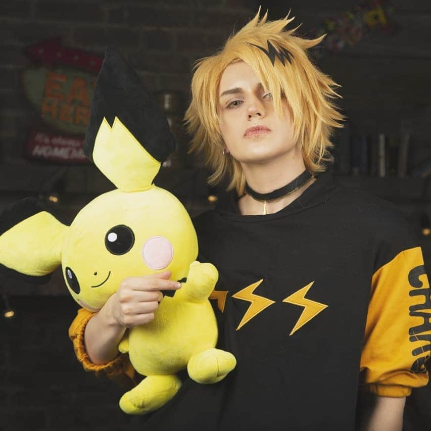 Gesha Petrovichさんのインスタグラム写真 - (Gesha PetrovichInstagram)「⚡DANGER! HIGH VOLTAGE⚡⚠️ Shooting for shop) Wig @geshacos Print and books👇👇👇👇👇 https://www.etsy.com/shop/GeshaPrintShop #kaminaridenki #denkikaminari #bnha #bnhacosplay #cosplay」8月15日 23時42分 - petrovichgesha