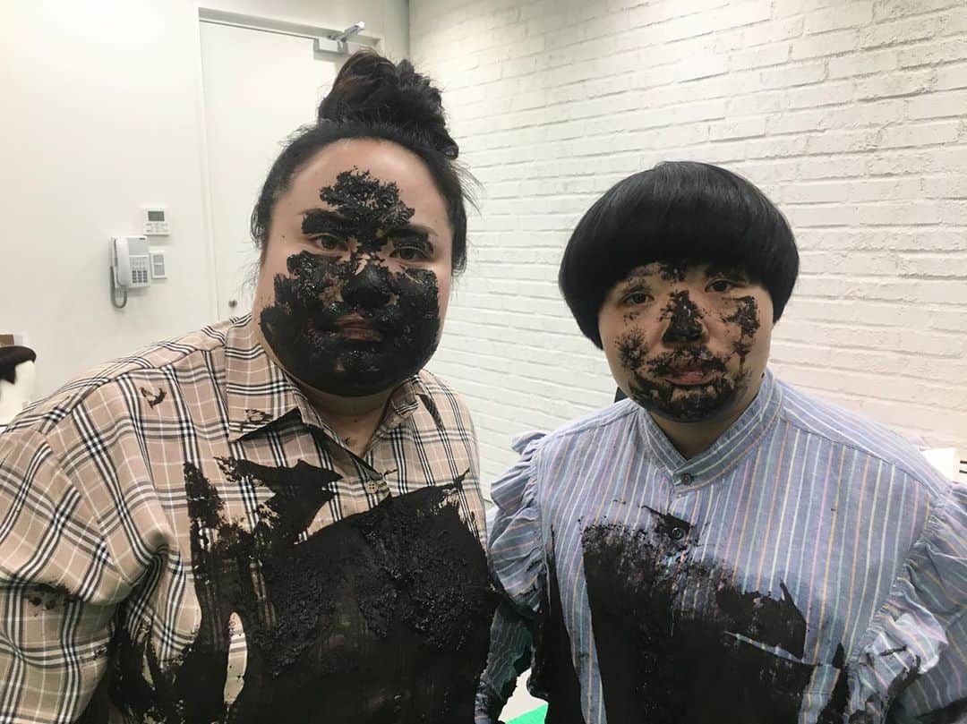 おかずクラブのインスタグラム：「#過去pic  スタイリストのカメラロールにあったいつかの2人。 泥のつき方も、個性がありますね。 ゆいPさん、盗っ人みたいだね。 オカリナさん、コアラみたいだね。 泥まみれでも可愛い2人。  今宵はいい夢みれますよ。  #おかずクラブ #泥沼 #アート #人の顔ってやっぱ鼻が1番高いのね #鼻が1番真っ黒 #okazugram」