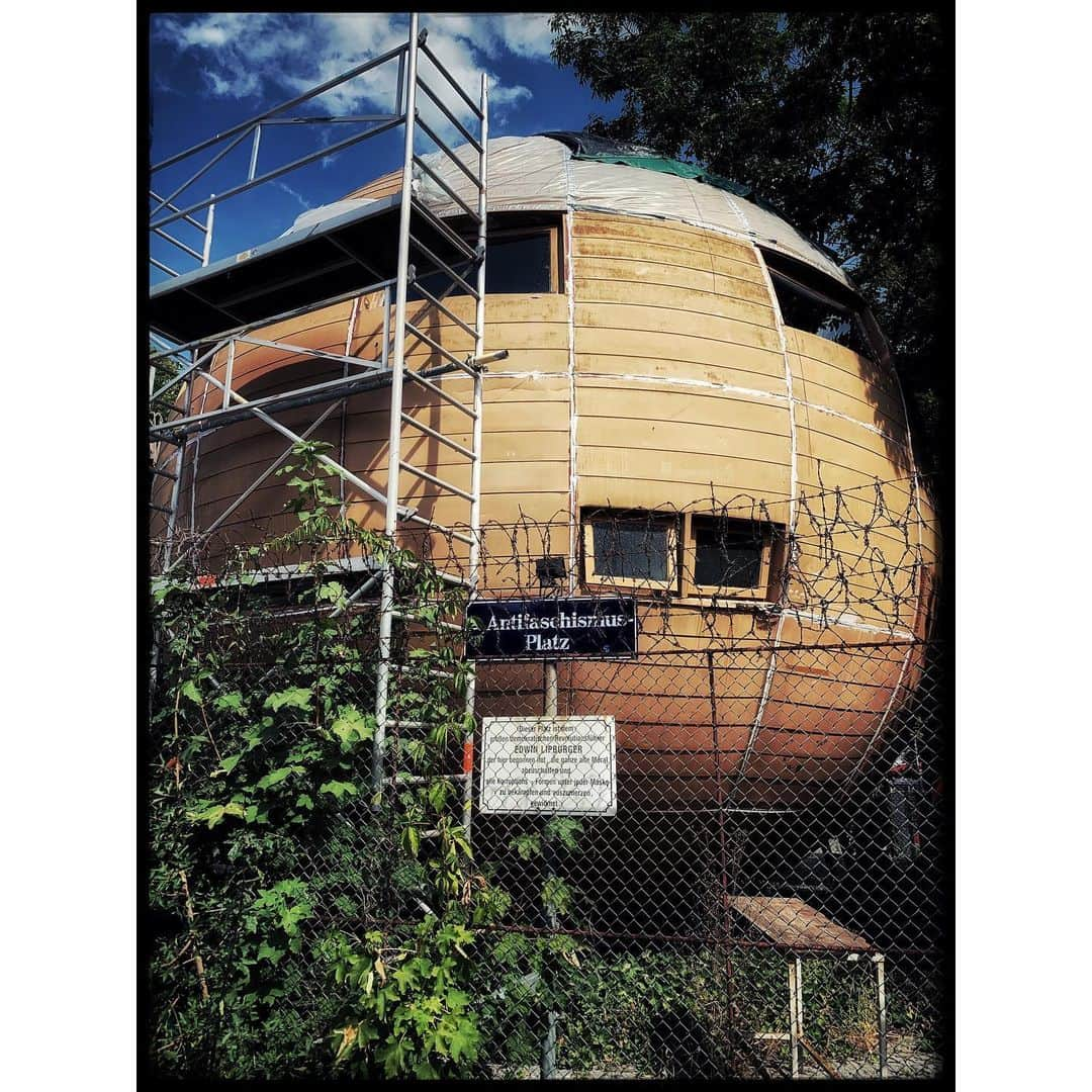 ミシェル・フォーブスさんのインスタグラム写真 - (ミシェル・フォーブスInstagram)「I went searching for this structure known as #Kugelmugel. A spherical living space designed by Austrian artist Edwin Lipburger in 1971. Austrian authorities didn’t like it and threatened to tear it down but Lipburger cleverly thwarted the government by declaring it its own nation: The Republic of Kugelmugel. After a bit of a tussle Lipburger & the govt came to somewhat of an agreement & decided to move it to Vienna’s Prater Park. He said the original Austrian decision was a crime against freedom of artistic expression. It’s still recognized as its own autonomous Republic and its official address is ‘Anti-Fascism Square No. 2’. Pretty ironic considering he was fighting for its spherical shape, no? 😂 Anyway...bless the eccentrics of this world & it led me to another sweet adventure I wasn’t expecting... ⚫️🔲🇦🇹 #longlivelipburger #independentthinking #praterpark #vienna」8月15日 23時50分 - iammichelleforbes