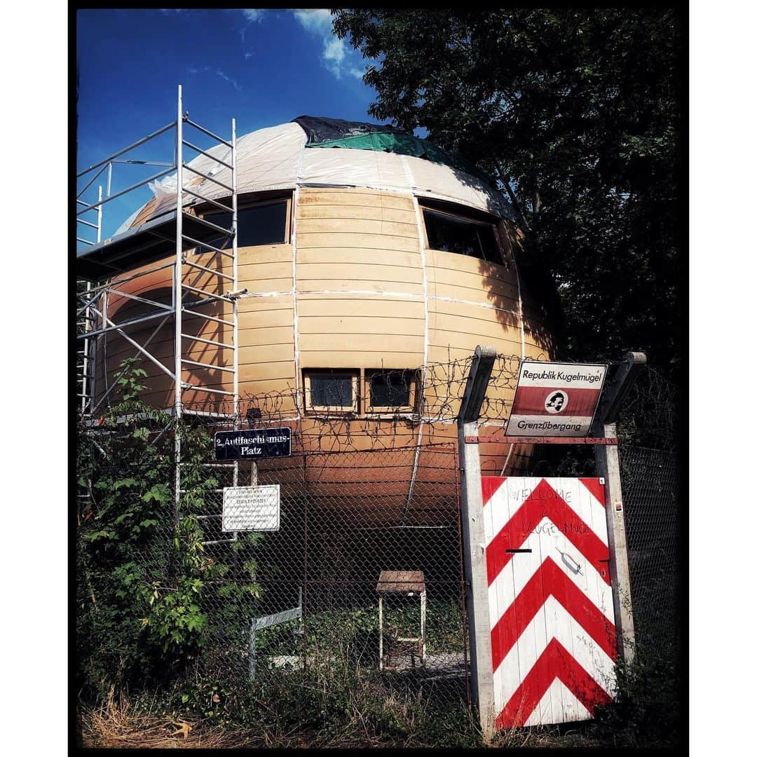 ミシェル・フォーブスさんのインスタグラム写真 - (ミシェル・フォーブスInstagram)「I went searching for this structure known as #Kugelmugel. A spherical living space designed by Austrian artist Edwin Lipburger in 1971. Austrian authorities didn’t like it and threatened to tear it down but Lipburger cleverly thwarted the government by declaring it its own nation: The Republic of Kugelmugel. After a bit of a tussle Lipburger & the govt came to somewhat of an agreement & decided to move it to Vienna’s Prater Park. He said the original Austrian decision was a crime against freedom of artistic expression. It’s still recognized as its own autonomous Republic and its official address is ‘Anti-Fascism Square No. 2’. Pretty ironic considering he was fighting for its spherical shape, no? 😂 Anyway...bless the eccentrics of this world & it led me to another sweet adventure I wasn’t expecting... ⚫️🔲🇦🇹 #longlivelipburger #independentthinking #praterpark #vienna」8月15日 23時50分 - iammichelleforbes