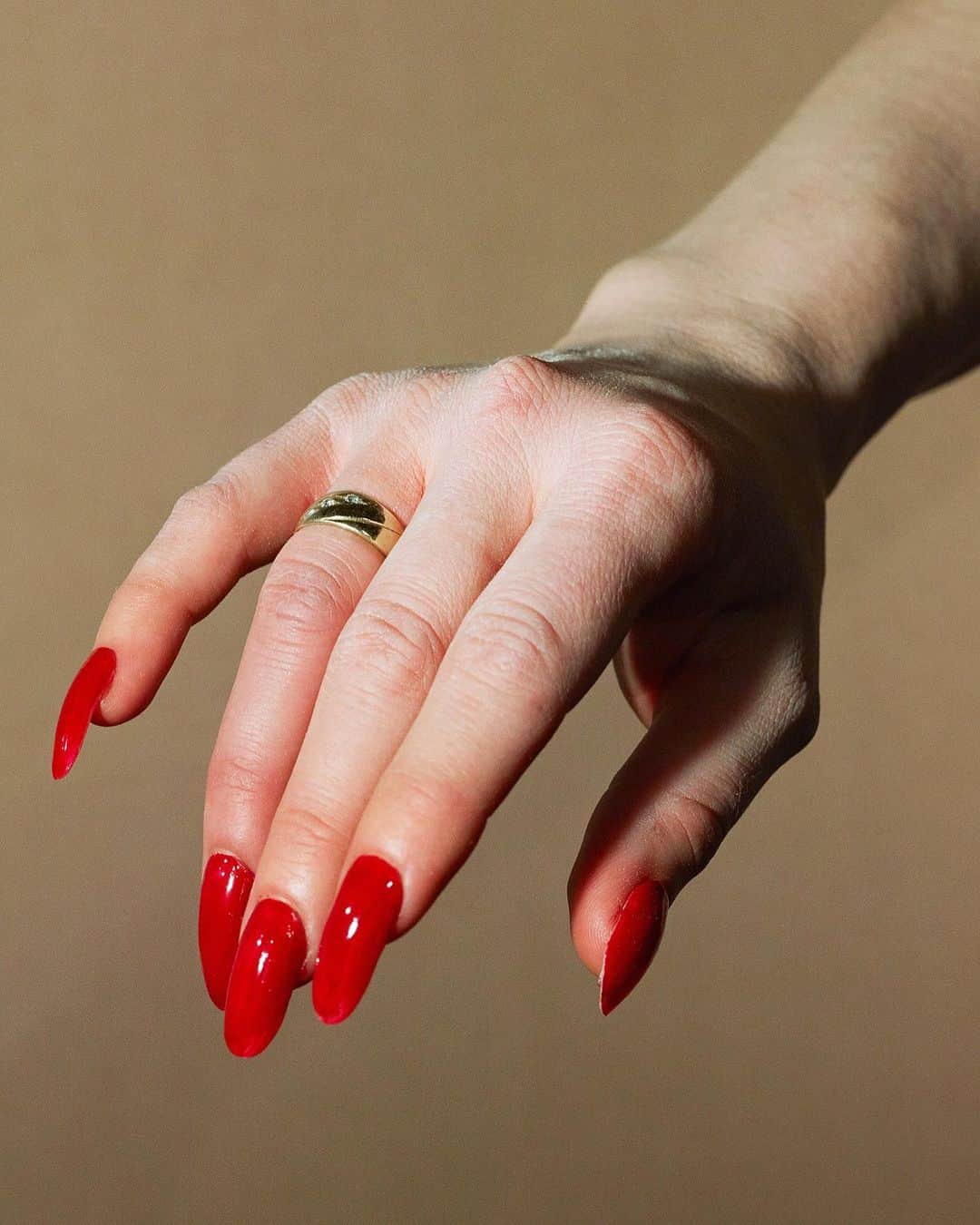 AnOther Magazineさんのインスタグラム写真 - (AnOther MagazineInstagram)「Cinematic red nails c/o @alexprager’s beautiful and unsettling series, #SilverLakeDrive 🍎⁠⠀ ⁠⠀ Catch the series at @foam_amsterdam for a few more weeks➡️⁠」8月15日 23時51分 - anothermagazine