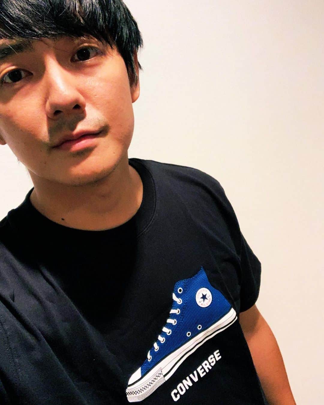 長田成哉のインスタグラム：「‪この仕事を20代の間続けてこられたのも、皆さんのおかげです。‬ ‪本当に感謝。‬ ‪次の１０年も是非、オサダを応援して頂けると頑張れます。‬ ‪ありがとう。‬ ‪写真は、オカンが誕プレでくれた‬ ‪コンバースのTシャツを着た‬ 寝起き29歳のオサダです。 さらば、20代。 さらば若手。笑」