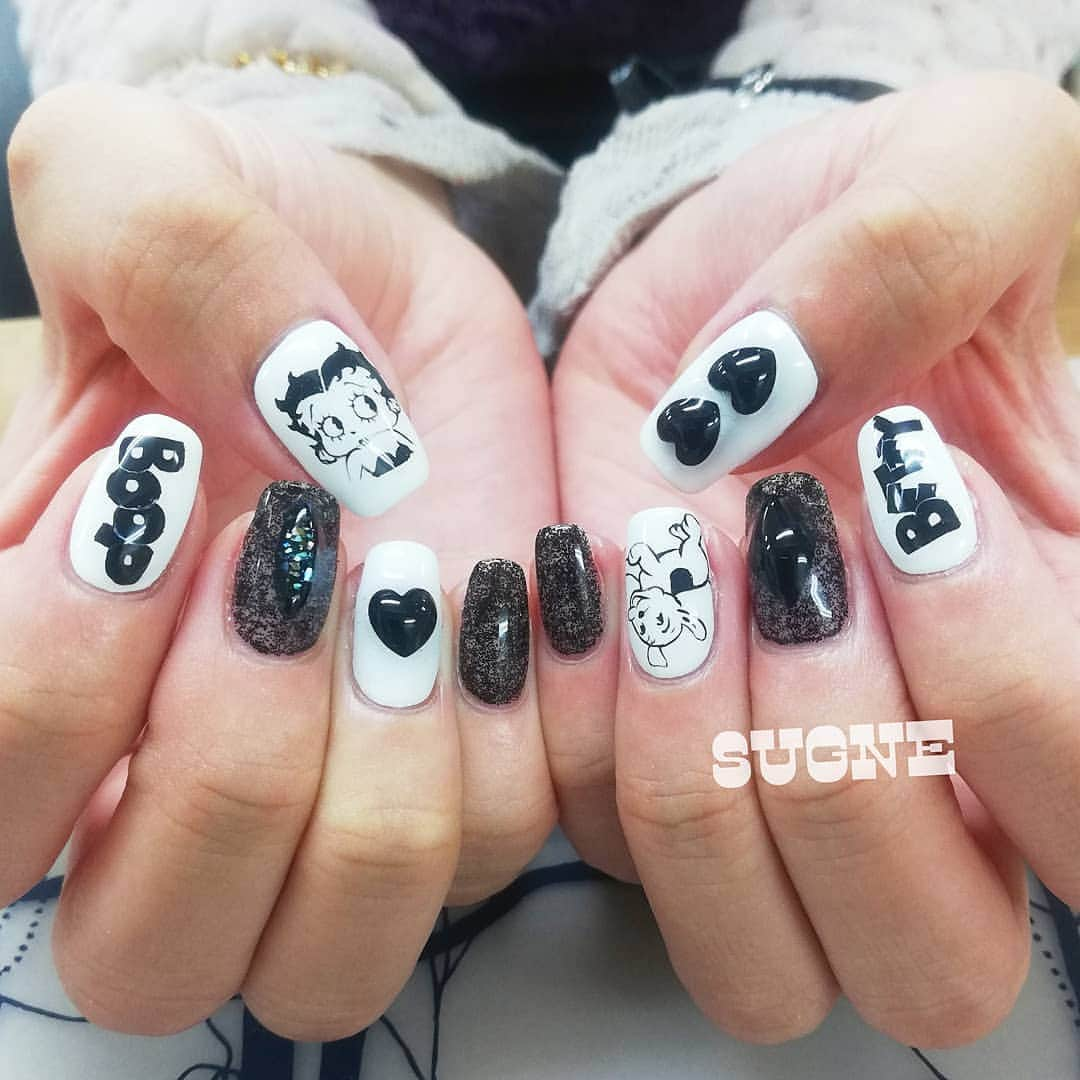 ネイル アイ サロン スグネさんのインスタグラム写真 - (ネイル アイ サロン スグネInstagram)「Betty Boop💋 モノトーンで大人可愛い⸜♡⸝ #ネイル#ジェルネイル#nail#nailart#gelnail#モノトーンネイル#白黒ネイル#シンプルネイル#キャラクターネイル#BettyBoop#ベティちゃん#ベティネイル#高田馬場ネイル#sugnemio」8月15日 23時52分 - naileyesalonsugne