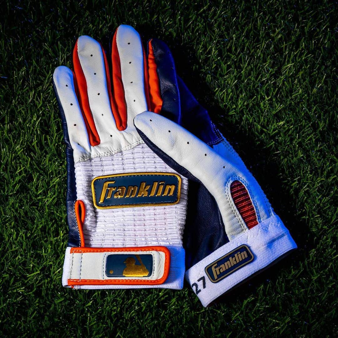 MLBさんのインスタグラム写真 - (MLBInstagram)「Want to swing like a former MVP? We're giving away 5 pairs of @josealtuve27 batting gloves. Tag the player with the batting stance you imitate most for a chance to win. ⬇️」8月16日 0時02分 - mlb