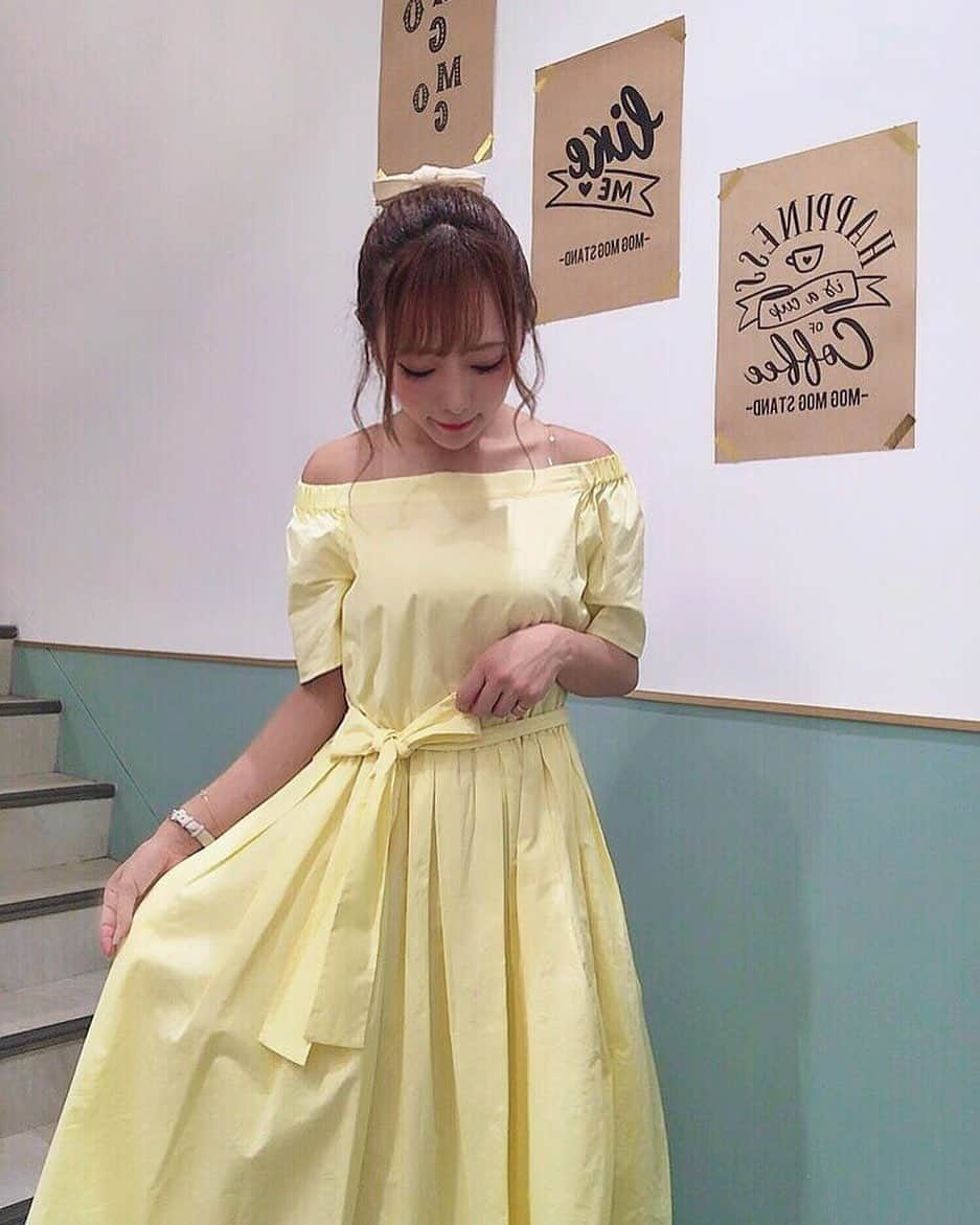 愛田杏奈さんのインスタグラム写真 - (愛田杏奈Instagram)「昨日のコーデ💛 . . 黄色のワンピースは @micoameriofficial のだよん🥰 . . 高めポニーテールにリボンと合わせて 夏ガーリー🎀🎀🎀 . .  #」8月15日 23時55分 - anna_osada