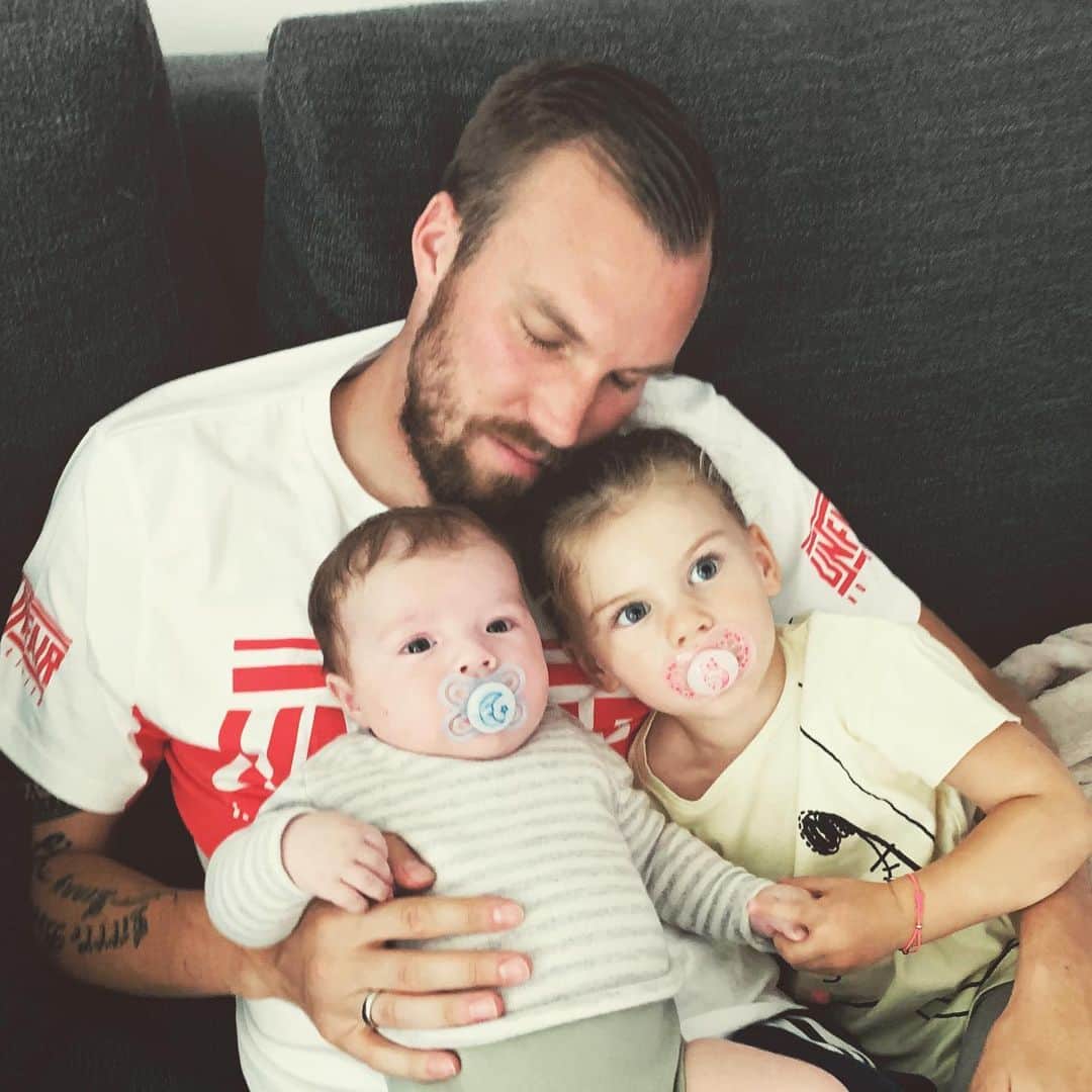 ケヴィン・グロスクロイツのインスタグラム：「Heute ruhen wir uns einfach mal aus und lassen es uns gut gehen ❤️❤️❤️ Und @carolin_grosskreutz ist am bügeln 😂😂💪🏻💪🏻 #familie」