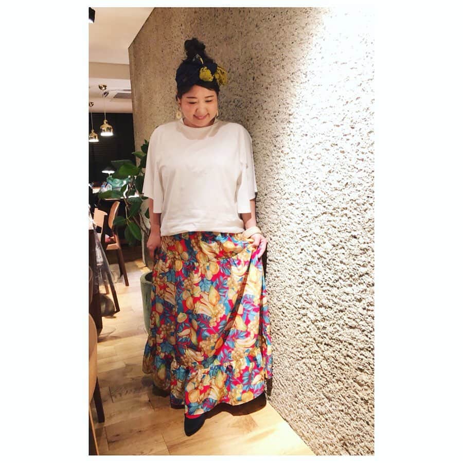 のインスタグラム：「へい♪  先日 「TERRACEHOUSE TOKYO 2019-2020」 の生活を、 またお先に見させていただきました！  釘づけのあの人、  納得のいかない行動、  あまりに美しい景色、  切ないシーン、  今回も夢中でした☺︎！ Netflixで絶賛放送中！  地上波の放送もありますので、 なにとぞよろしくお願い致します。  そして  こちらのステキなお衣装は、  カットソー、 スカート:merlot(メルロー)  ターバン:CA4LA  唐揚げ:ジューシー  になります。  ですので  ルン♪  #yeah #exciting #Netflix  #テラスハウス #TERRACEHOUSE #カットソー #スカート #merlot  #ターバン #CA4LA #唐揚げ #ジューシー #大好物 #球体 #夢中 #ルン♪」