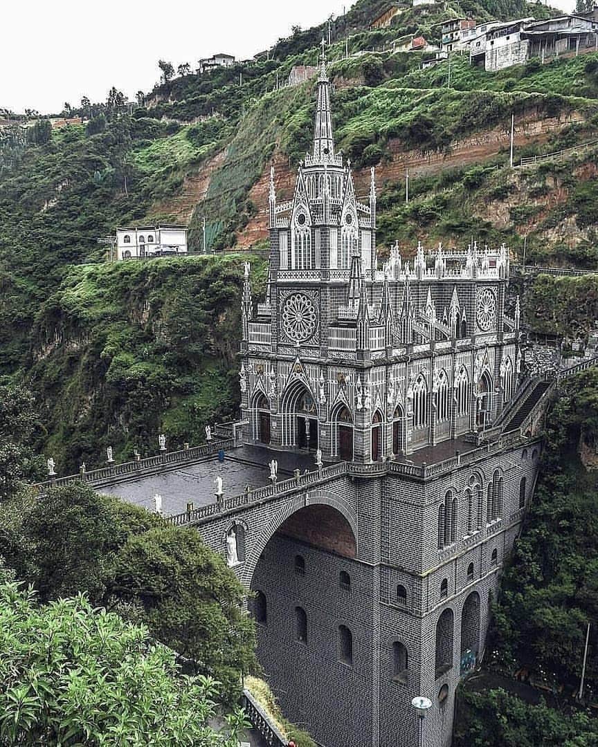 Discover Earthさんのインスタグラム写真 - (Discover EarthInstagram)「Las Lajas Sanctuary is arguably considered the most beautiful church in Colombia. 🇨🇴 It’s also considered by many to be one of the most beautiful churches in the world. — 📍#DiscoverColombia — 📸 Photos by  1 - @hposty 2 - @pablovillotaph 3 - @mpsupertramp via @southamerica」8月15日 23時57分 - discoverearth