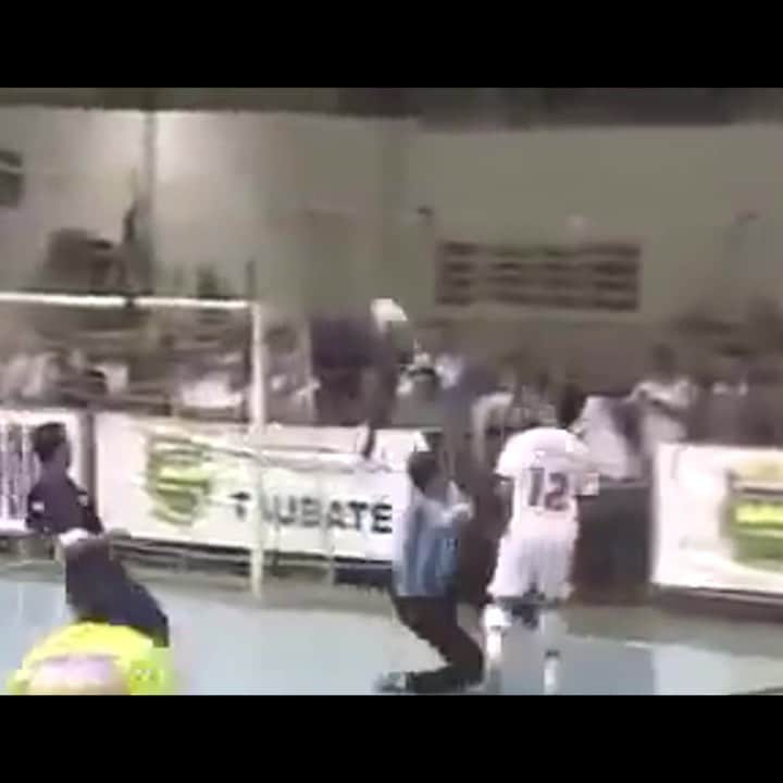 アレッサンドロ・ローザ・ヴィエイラのインスタグラム：「Vídeo- #TBT Gol de peito de cobertura com mais um lançamento do @goleirotiago 🙄😃 👑#OREI 👑」