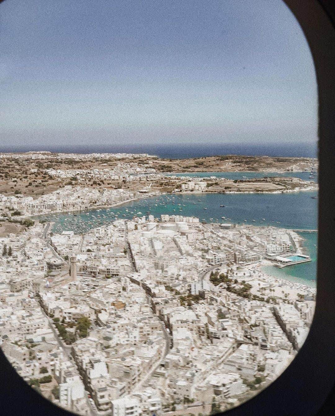 Manamiのインスタグラム：「Hello Malta🇲🇹 親子旅10年目の今年はMaltaにしました💙 私は40カ国目のお国🌍 ㅤ Maltaおすすめ知りたいです🙏🏽✨ Bugibbaと、Sliemaメインに滞在🏨 Blue Lagoonはもちろん行く予定💙 日帰りSicilyも🇮🇹 ガイドブックは持ってるので載ってない情報 美味しい情報、ローカル情報あれば 是非教えてください😝🙏🏽✨ ㅤ #malta #eurosummer #europesummer」