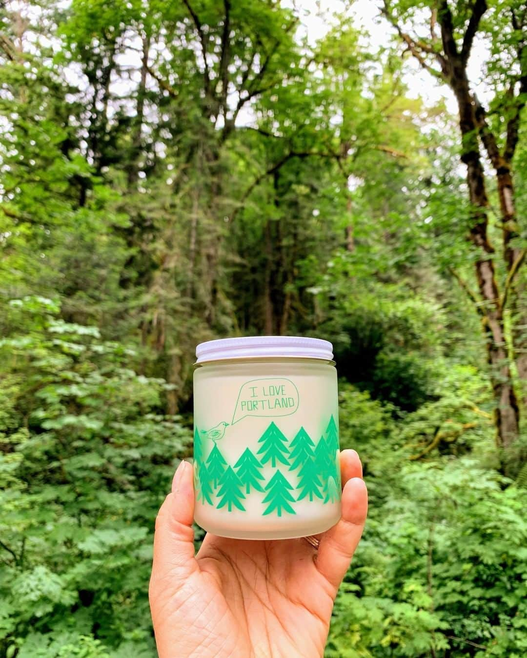 マップトートさんのインスタグラム写真 - (マップトートInstagram)「*Smells Screen* Be transported to a hike in Portland with this candle, that has notes of forest fir, spruce sap, eucalyptus & cedar 🌲🌳🌿 . . . . . #maptote #madeinusa #madeinnewyork #candle #portlandcandle #iloveportland」8月16日 0時01分 - maptote