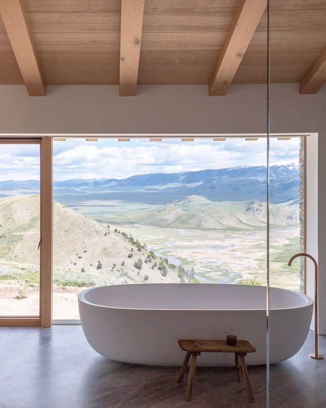 My Interiorさんのインスタグラム写真 - (My InteriorInstagram)「Bath 🛀 with a view Jackson, Wyoming USA 🇺🇸 by @mcleanquinlan photo by Peter Cook」8月16日 0時10分 - myinterior