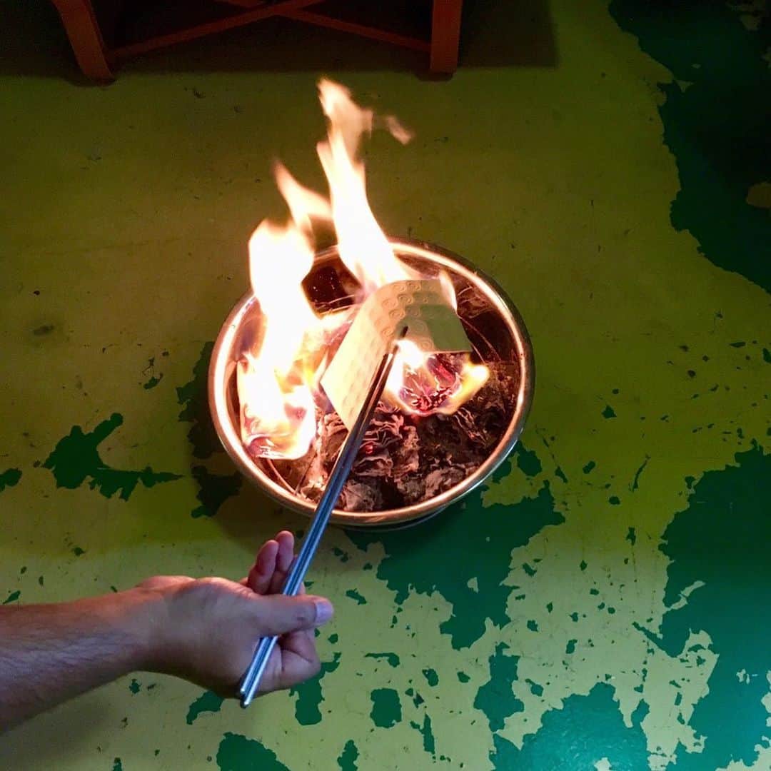 上江洌清作さんのインスタグラム写真 - (上江洌清作Instagram)「ウチカビ ファイヤー  お盆の最終日  ウークイ （お見送り）  あの世のお金を燃やします  また遊びましょう 🔥🙏🔥」8月16日 0時05分 - 00800