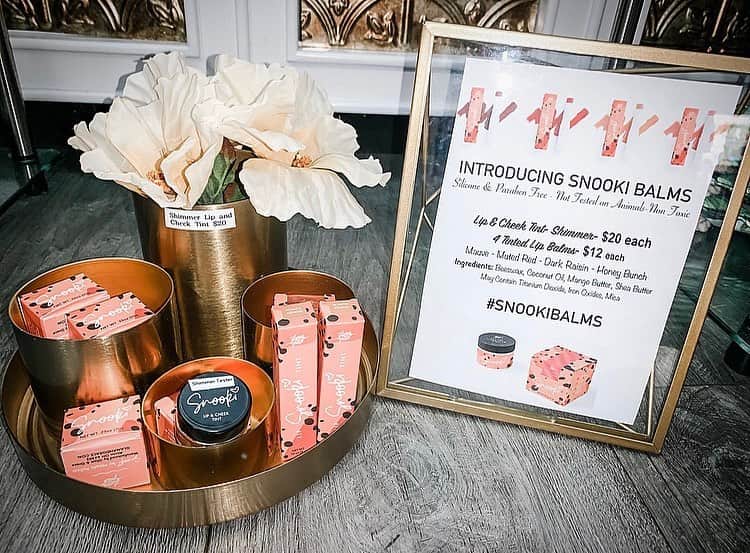ニコール・ ポリッツィのインスタグラム：「SNOOKI BALMS👄 are available in store! Stop by MAWMAS🖤  4 tinted lip balms & shimmer lip & cheek tint! #thesnookishop #snookibalms  Follow @thesnookishop for updates on online release date! 🖤」