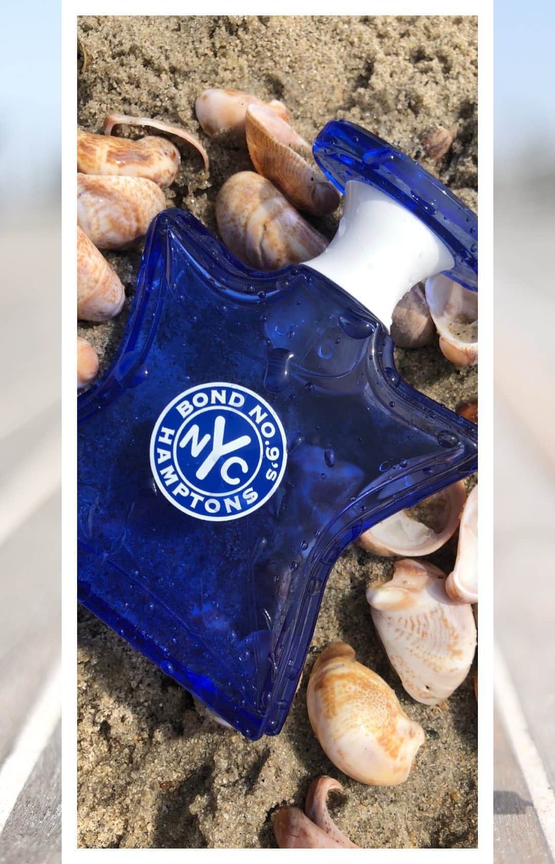 のインスタグラム：「Want to know why New Yorkers head out in droves for the Hamptons every summer (and spring and fall too)? Sure, the gardens, the country lanes, and the white sand are visually stunning. But the real lure of the Hamptons is the smell—the refreshing yet intoxicating scent of salty sea- meets-greenery, farmland,-and-potato-fields. It’s an addictive whiff of wellbeing, of fresh and clean, of time out on a precious cusp of land that fronts directly onto the Atlantic. You can always access the South Fork by helicopter, shuttle bus, SUV, or the LIRR, but we’ve just bottled this New York neighborhood in our latest New York-centric eau de parfum, Bond No. 9’s Hamptons, so now you can be transported there at a moment’s notice.  Yes, we did say New York neighborhood a sentence ago. And yes, we’re aware that the Hamptons are a two-hour drive out of Manhattan—more like four if you get stuck on Route 27. But don’t let the distance fool you. We at Bond No. 9 are not branching out from/departing from/straying from/deviating from our nonstop fragrance mapping of New York’s most famous and infamous neighborhoods. Instead, we’re merely acknowledging the reality that New York City annexed the Hamptons years ago. They’re our easternmost outpost--as much an enclave as Soho or the Upper East Side—more so on certain summer weekends.  Now about the fragrance: Bond No. 9’s Hamptons is a decidedly unisex weekend scent, designed to be longlasting. Its topnotes are fresh, savory greens: lime blossom, bigarrade oil (from the bitter-orange flower), lemon-limey bergamot, and balancing, stimulating armoise oil, with overtones of cedar and sage. The mid-notes are lush florals: magnolia, white jasmine, Turkish rose. Then comes the drydown--amber, sandalwood, and cashmere musk, that lingers like the creamy mist that descends on the sea from dusk to dawn.  For Bond No. 9’s Hamptons distinctive flacon, we’ve colored our superstar bottle a deep but transparent ocean blue, and topped it with a nautical white cap. So crisp—it’s summer- and seaworthy all year long.」
