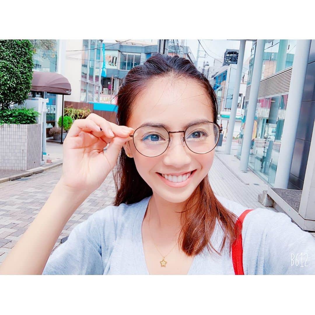 のインスタグラム：「丸めがねがお気に入り💞🥰 @salon_de_sadam さんに 行ってきましたぁ💞  いつも温かく迎えてくれて嬉しぃ🕊 髪の毛とネイルは 台風で写真撮れなかったから またupしますねん🤧  常に笑顔でいようっと💞 おやすみなさぃ🥰」