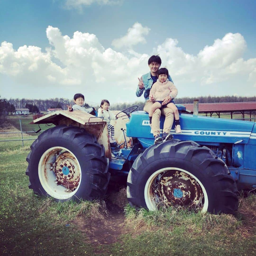 西嶋弘之さんのインスタグラム写真 - (西嶋弘之Instagram)「ご報告  令和元年8月15日午前1時21分、 4人目となる次男が誕生しました。 家族が1人増えました。  元気に産まれてきてくれた赤ちゃん、そしてここまでお腹の中で大切に育ててくれ、4度目の出産を無事乗り越えてくれた妻には感謝の言葉しかありません。 3人の子育てをしながらの妊娠生活、今まで以上にとても大変で、つらかったりイライラしたりすぐ怒ってしまったり、俺が知らなかったようなことがきっとたくさんあったんだと思います。  どんな時でも子供達、猫2匹に愛情を注ぎ、そして新しい生命をも誕生させてくれた妻を尊敬します。  誕生の瞬間、言葉では言い表すことができない感動と奇跡を、また味合うことができました。  これからも西嶋家、6人プラス猫2匹で、変わらず笑顔で過ごしていこうと思っています。  皆様今後ともよろしくお願いします。  取り急ぎ、ご報告でした。」8月16日 0時23分 - hiroyukinishijima6