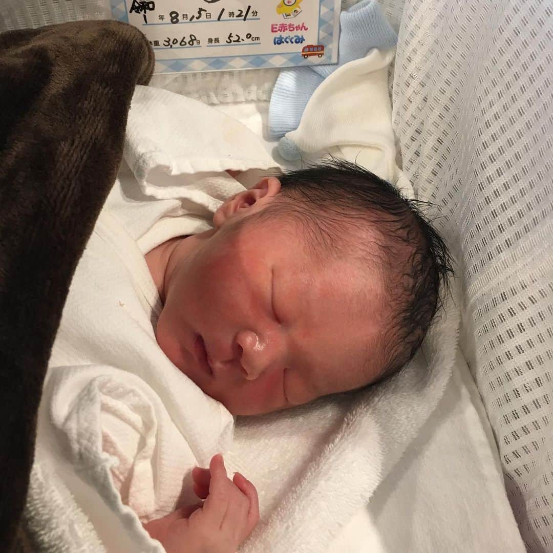 のインスタグラム：「ご報告  令和元年8月15日午前1時21分、 4人目となる次男が誕生しました。 家族が1人増えました。  元気に産まれてきてくれた赤ちゃん、そしてここまでお腹の中で大切に育ててくれ、4度目の出産を無事乗り越えてくれた妻には感謝の言葉しかありません。 3人の子育てをしながらの妊娠生活、今まで以上にとても大変で、つらかったりイライラしたりすぐ怒ってしまったり、俺が知らなかったようなことがきっとたくさんあったんだと思います。  どんな時でも子供達、猫2匹に愛情を注ぎ、そして新しい生命をも誕生させてくれた妻を尊敬します。  誕生の瞬間、言葉では言い表すことができない感動と奇跡を、また味合うことができました。  これからも西嶋家、6人プラス猫2匹で、変わらず笑顔で過ごしていこうと思っています。  皆様今後ともよろしくお願いします。  取り急ぎ、ご報告でした。」