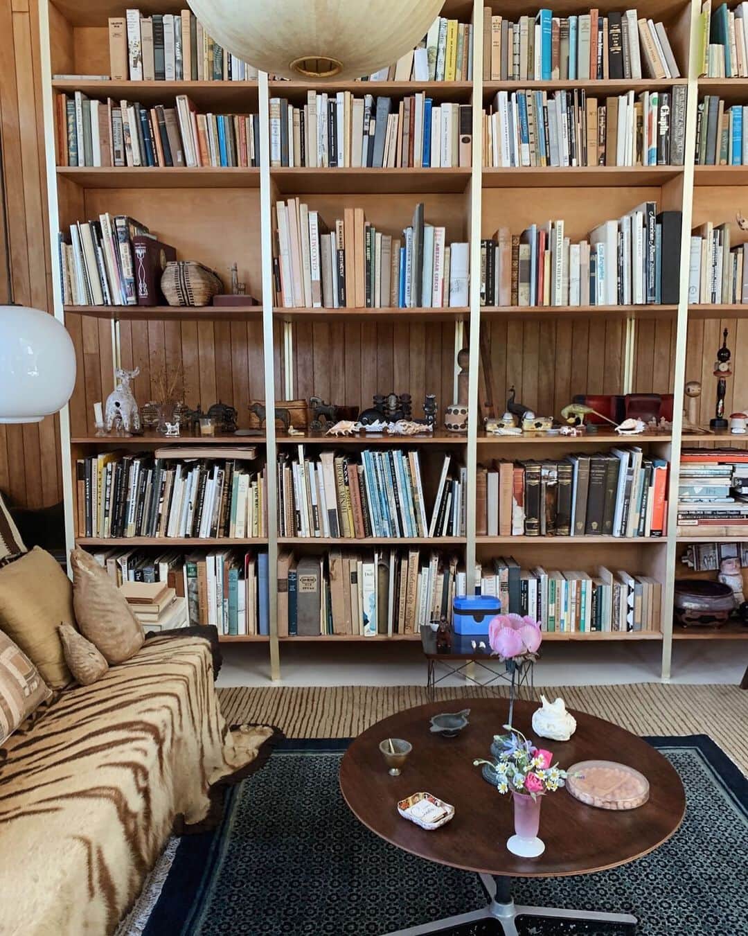 グラフ&ランツのインスタグラム：「Inside Charles and Ray Eames Pacific Palisades home 🌊」