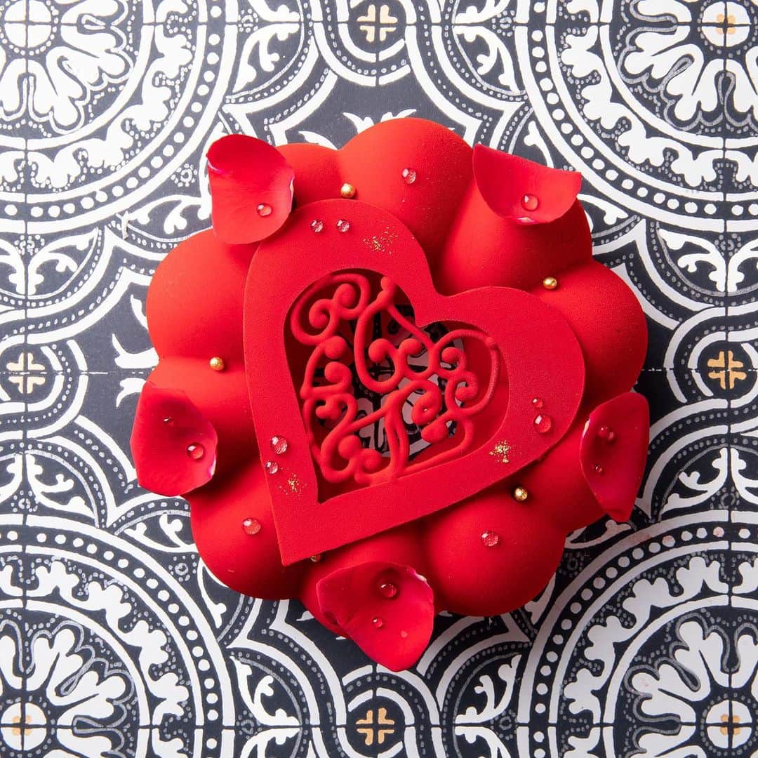 ヒルトン東京さんのインスタグラム写真 - (ヒルトン東京Instagram)「「アリスのハート・ラビリンス」コクのあるアッサムティーとミルクチョコレートのムースの中に、🌹薔薇のエッセンスとバニラでコンポートした洋梨とリンゴを🎩忍ばせた爽やかな甘さのケーキです。﻿ ﻿ 🧐アイスinローズ・ラビリンスは🍂9月6日よりスタート！﻿ ﻿ “Alice’s Heart Labyrinth” is an ❤️Assam tea & chocolate mousse cake with pear & apple compote accented by rose & vanilla.﻿ ﻿ 🍽Dessert buffet “Alice in Rose Labyrinth” begins 6th Sep in Marble Lounge, Hilton Tokyo.﻿ ﻿ #ヒルトン東京 #マーブルラウンジ #デザートビュッフェ #スイーツ好き﻿ #ローズ #ラビリンス #ロンネフェルト #謎解き #不思議の国のアリス ﻿ #アリスの水曜日 #ゴシック #ロリータ﻿ #hiltontokyo #aliceinwonderland #roselabyrinth #tokyoeats #foodporn #ローズラビリンス﻿ #東京観光 #爱丽丝 ﻿ #먹스타그램 #도쿄 #가배도﻿ #kanshokujennes #完食ジェンヌ」8月16日 0時38分 - hiltontokyo