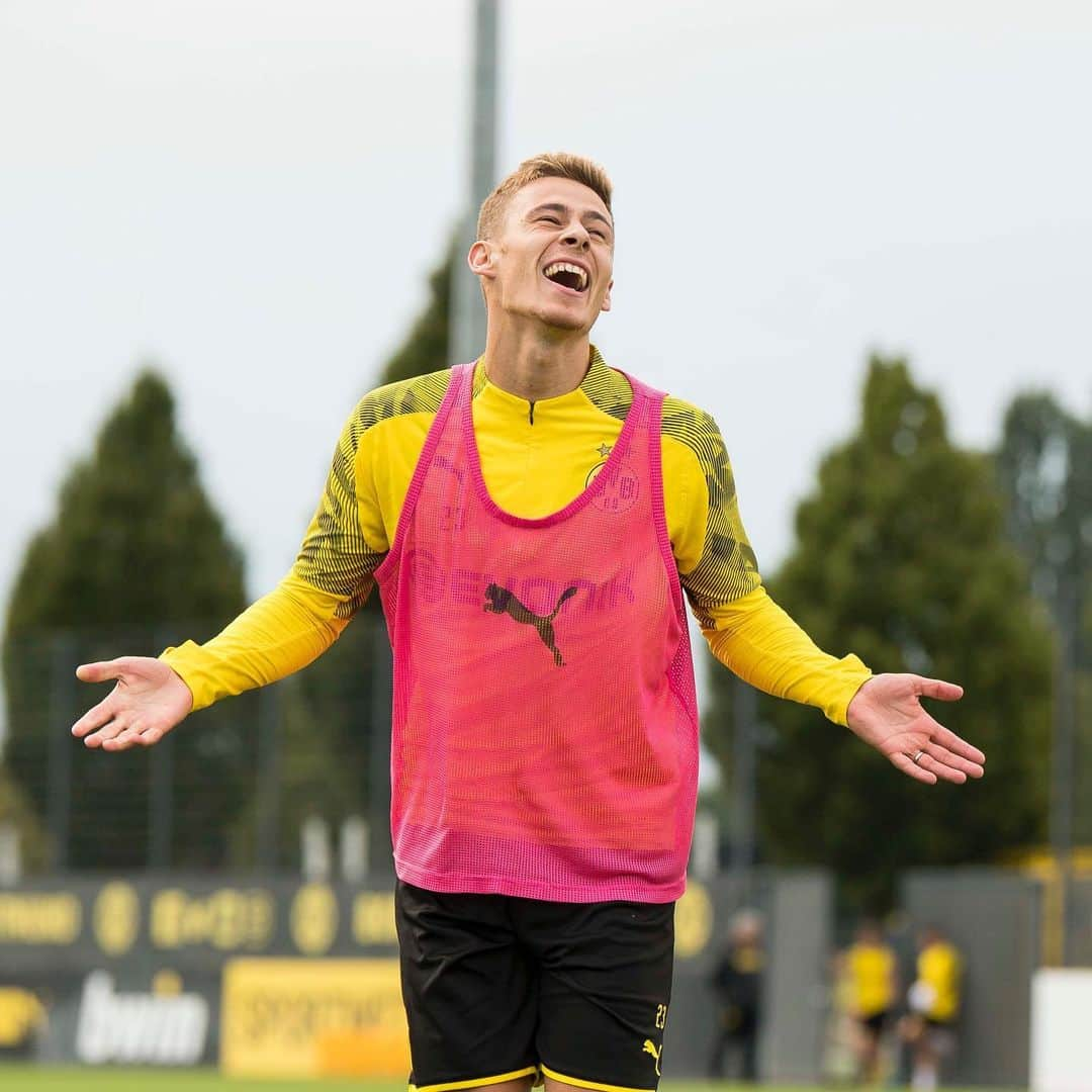 ボルシア・ドルトムントさんのインスタグラム写真 - (ボルシア・ドルトムントInstagram)「😄🆚🙆‍♂️ #happyfaces #bvb #borussiadortmund #bvb09 #training #vibes #mood #thorganhazard #matshummels #axelwitsel #pacoalcacer #marcoreus」8月16日 0時37分 - bvb09