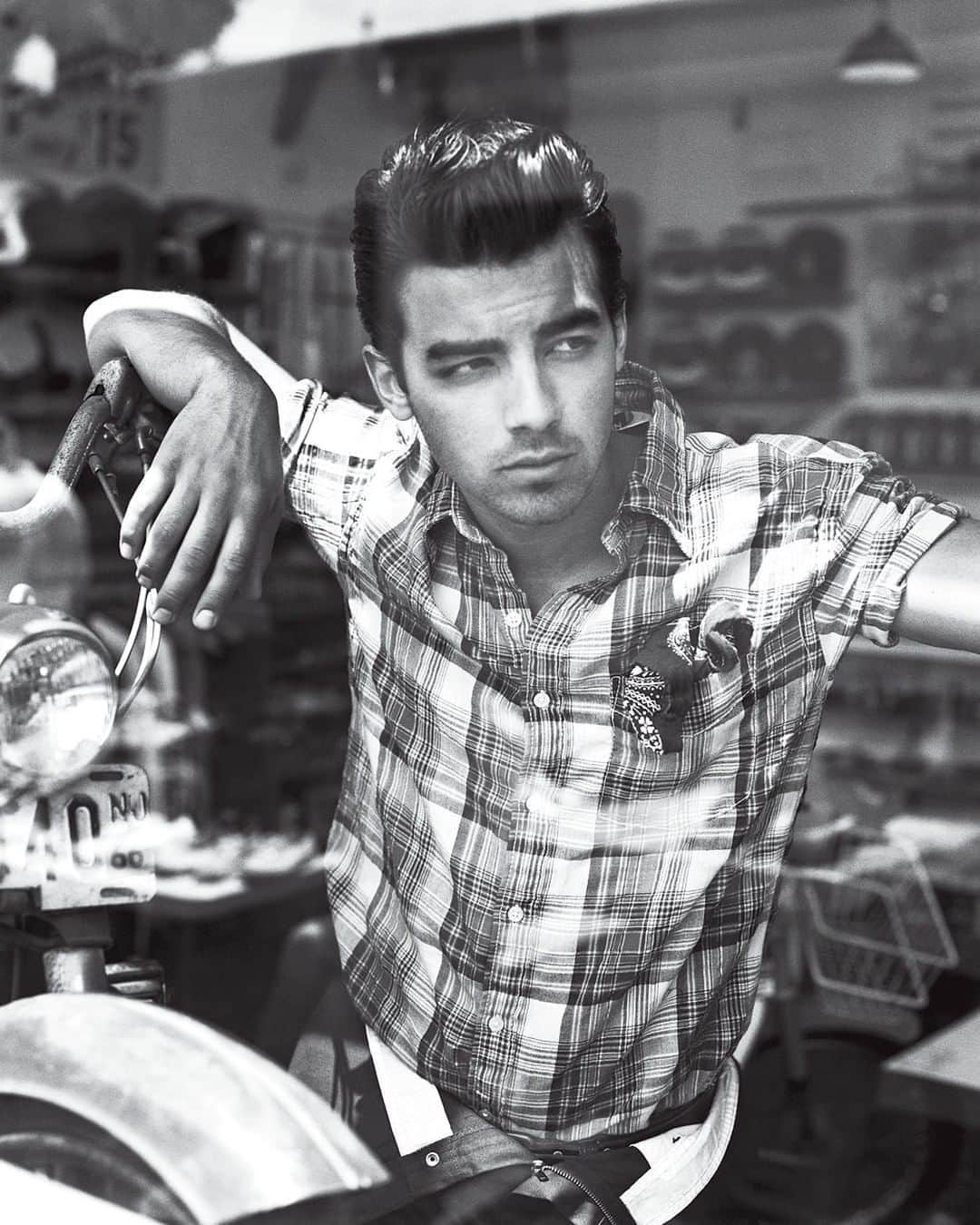 Teen Vogueさんのインスタグラム写真 - (Teen VogueInstagram)「In honor of @joejonas's big 3-0, let's throwback to this October 2010 Teen Vogue shoot. HBD, Joe!! 📸: Norman Jean Roy」8月16日 0時30分 - teenvogue