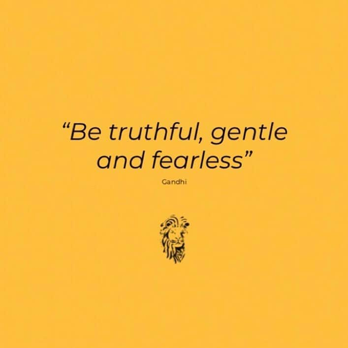 ベックスロックスさんのインスタグラム写真 - (ベックスロックスInstagram)「“Be truthful, gentle and fearless.” Gandhi ⠀⠀⠀⠀⠀⠀⠀⠀⠀ These words couldn’t be more apt and magnified by today’s full moon as I am pausing for a moment of reflection. When working on the ground in developing countries, right now- Indonesia, there are a magnitude of challenges that only appear in the moment of experience. ⠀⠀⠀⠀⠀⠀⠀⠀⠀ Working in a country with such cultural diversity is mind blowing and ever inspiring yet it takes time to study and learn the idiosyncrasies , traditions, calendars and work ethics of each culture especially when you are used to working in fast paced countries where time pressure is everything.  If you apply the now now now attitude here in Bali you will lose, you can only go with the flow and let go because the process is everything and the end result is a true labour of love. 🙏 This is the art of slow.  #travelwithapurpose #sustainableluxury ⠀⠀⠀⠀⠀⠀⠀⠀⠀ . . . . . . . . #gandhi #fullmoon #artisanjewelry #culturaldiversity #challengesmakeyoustronger #ethicaljewelry #travelgram #qotd #wisewords #slowfashion #bespoke #labouroflove #craftsmanship #handmade #fearless #trusttheprocess」8月16日 0時33分 - rcollectivestudio