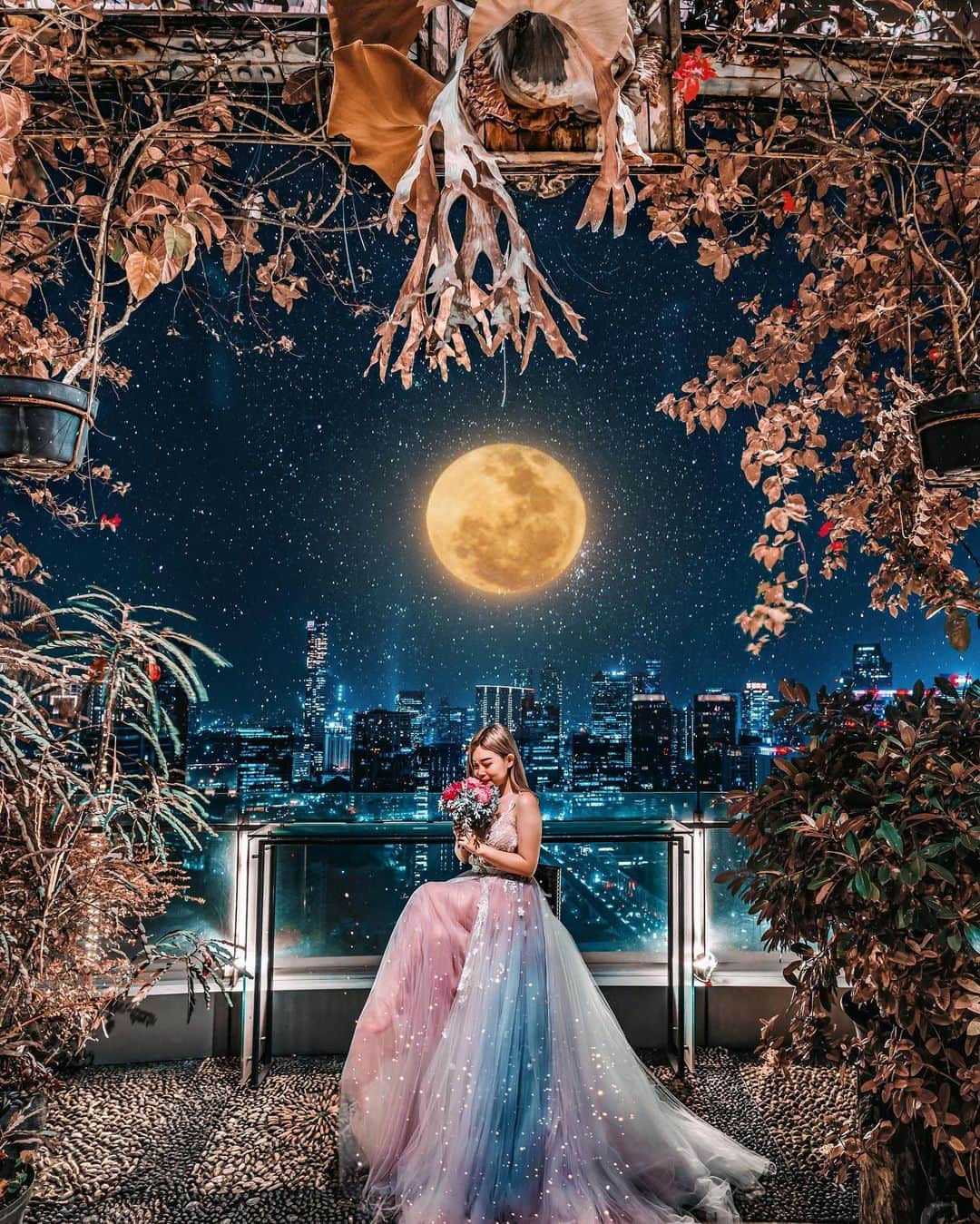Stella Leeさんのインスタグラム写真 - (Stella LeeInstagram)「My beloved hometown Jakarta looks like millions of stars from above. The city comes to life at night, washing away the image of polluted and overpopulated city in an instant . The busy streets The overused “MACET” word The overly sksd aunties and neighbors The unhealthy street foods The slow services Despite all the complains we all still love this city, no? 🙈💖 Turns out I am not ready to return back to Tokyo, gimana dong 😂 . Comment dong di bawah, kalau kamu yg paling ngangenin dari Kota mu apa?」8月16日 0時35分 - stellalee92