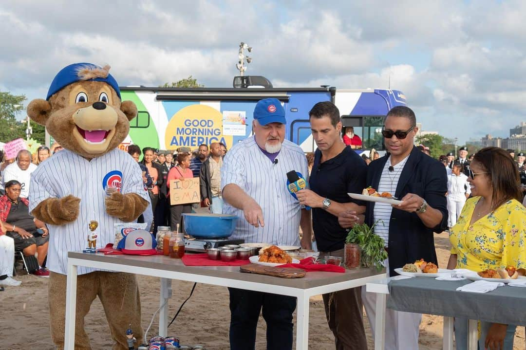 Good Morning Americaさんのインスタグラム写真 - (Good Morning AmericaInstagram)「Everyone’s a winner when we get to eat Chicago dogs for breakfast 😋 #GMARoadTrip」8月16日 0時42分 - goodmorningamerica