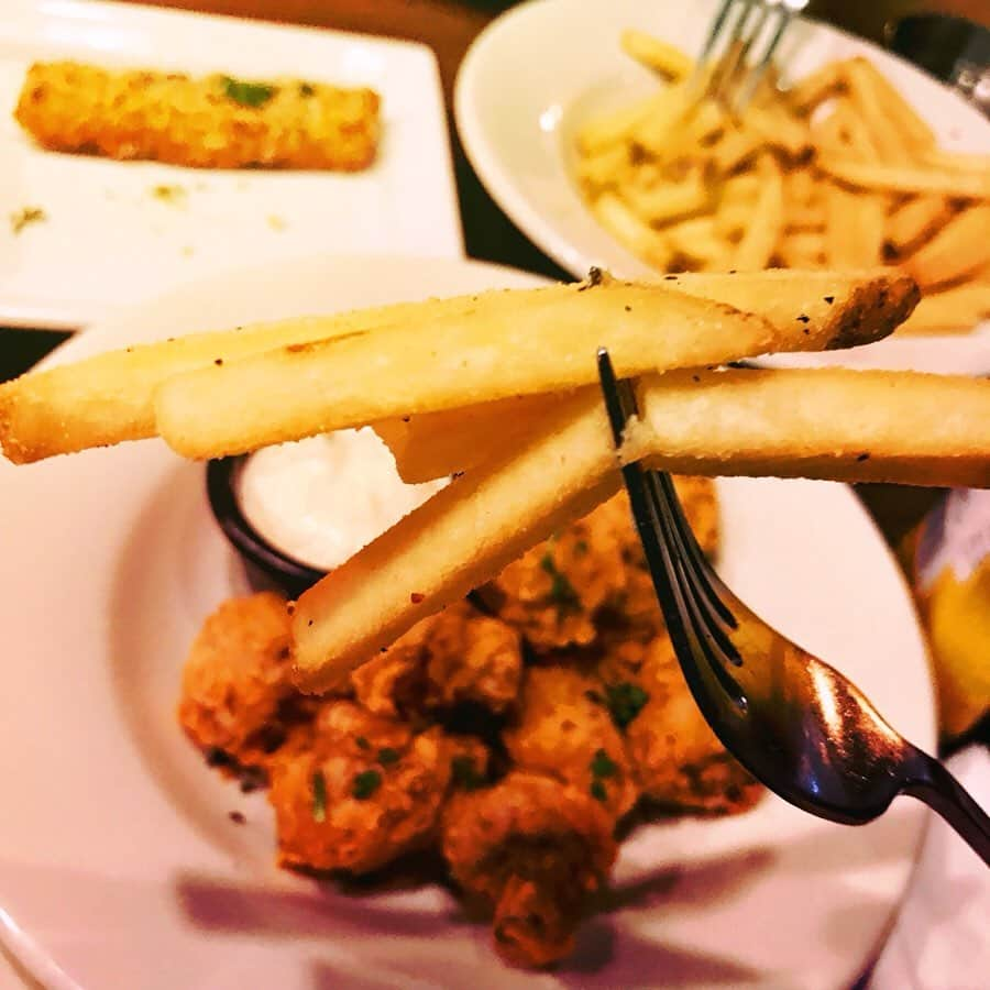 太田夢莉さんのインスタグラム写真 - (太田夢莉Instagram)「先月初めて #tgifridays に行ったのですが、ジャンクフード大好きな私の目が星になる場所でした 🤩✨✨✨ . #フライデーズマッシュルーム って商品（2枚目）がやばすぎました好み過ぎて離れるのが悲しかったヨ… . ポテトさんは安定に美味しいネ… . ジャンクフード好きですか〜？ 私は昨日からYouTubeでマックの大食い企画の動画を観ているくらいジャンクフードが好きです食べたいです 🤮🍔🍟🥤 .」8月16日 0時45分 - yustagram12