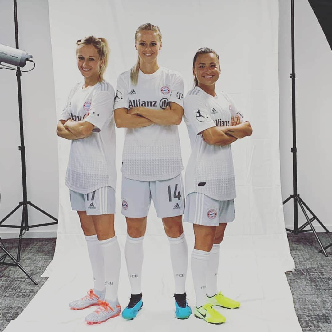 Kathy Hendrichさんのインスタグラム写真 - (Kathy HendrichInstagram)「We are ready for @die_liga 💪 #fcbayernfrauen #dieliga #newseason #ichglaubesgehtschonwiederlos」8月16日 0時48分 - kathy_hendrich