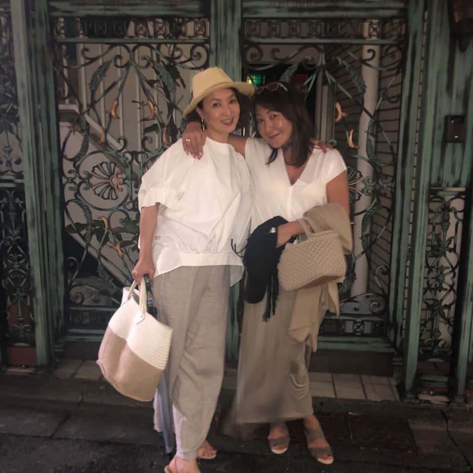 のインスタグラム：「久しぶりにママ友との素敵なひと時💓 何故だか カラーコーデが 全く同じ。。。」