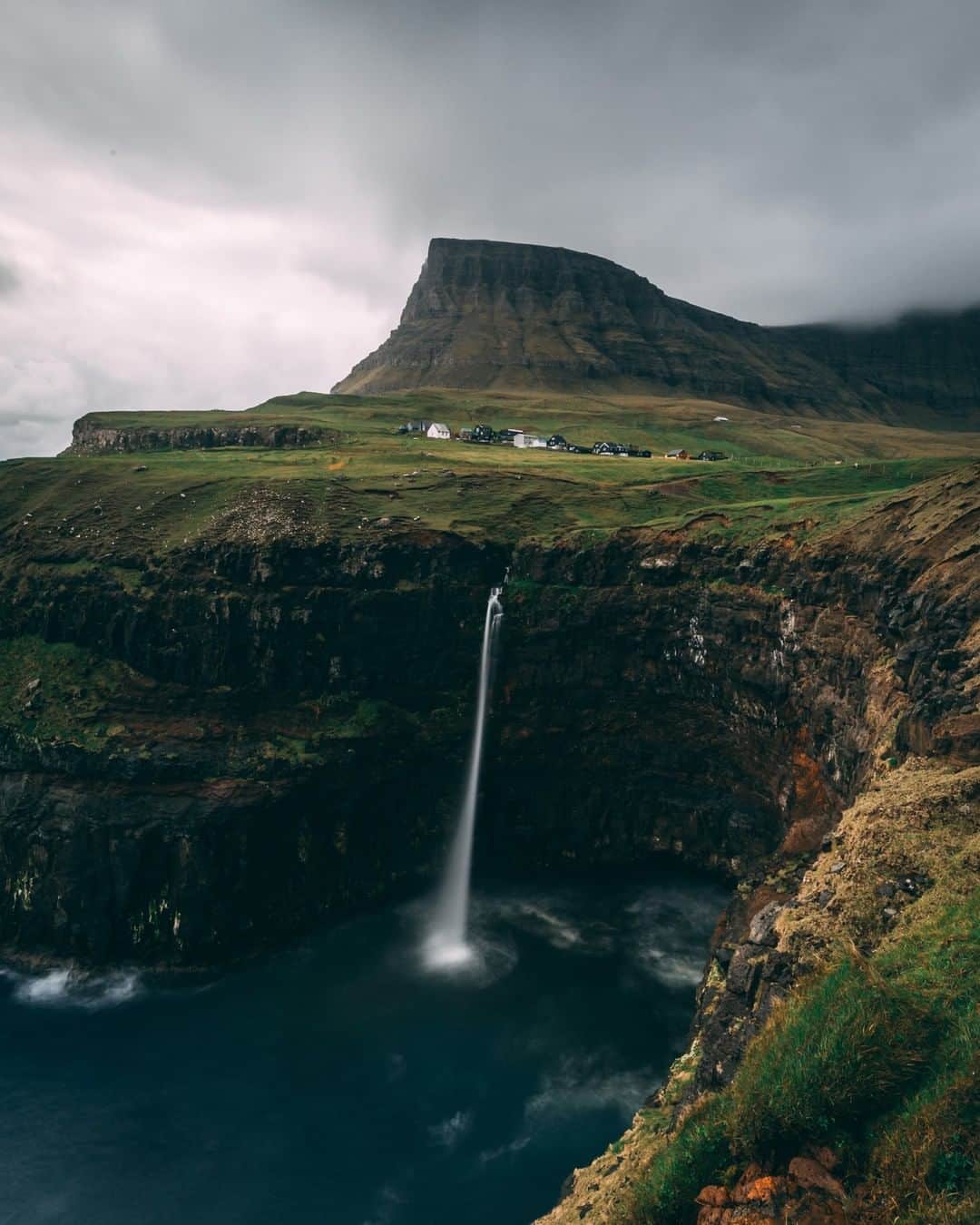 Canon UKさんのインスタグラム写真 - (Canon UKInstagram)「Last week we saw a little snippet of the Isle of Skye, and this week the Faroe islands are on our radar. Who else would want to shoot here for the day? Image by @conorphelanphoto.  Camera: EOS 5D Mark IV | Lens: EF 16-35mm f/2.8L II USM at 20mm | Shutter Speed: 10 seconds (6-stop ND filter used) | Aperture: f/16 | ISO 100」8月16日 0時50分 - canonuk