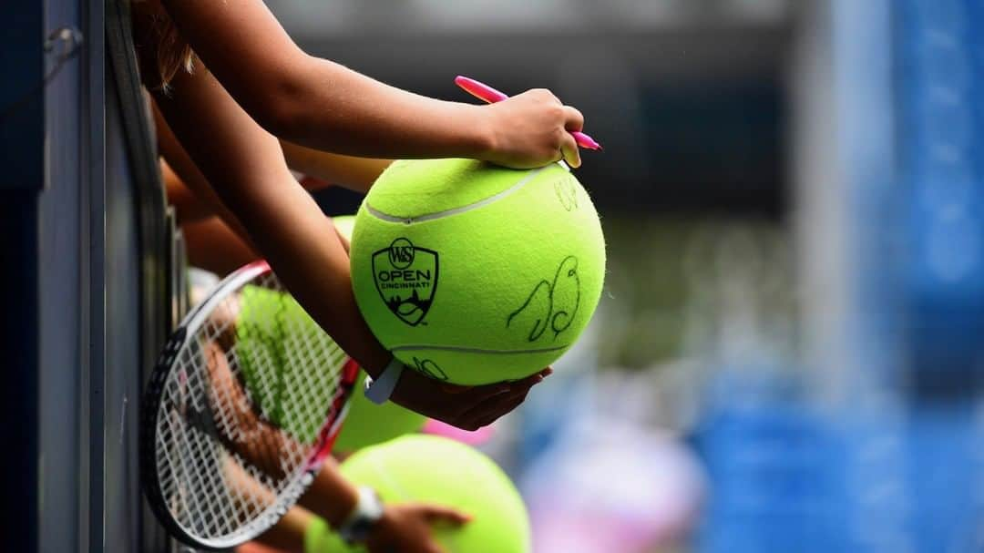 ATP World Tourさんのインスタグラム写真 - (ATP World TourInstagram)「My dream autograph is from ________ ✍️🎾😍 #CincyTennis | #ATPTour」8月16日 0時53分 - atptour