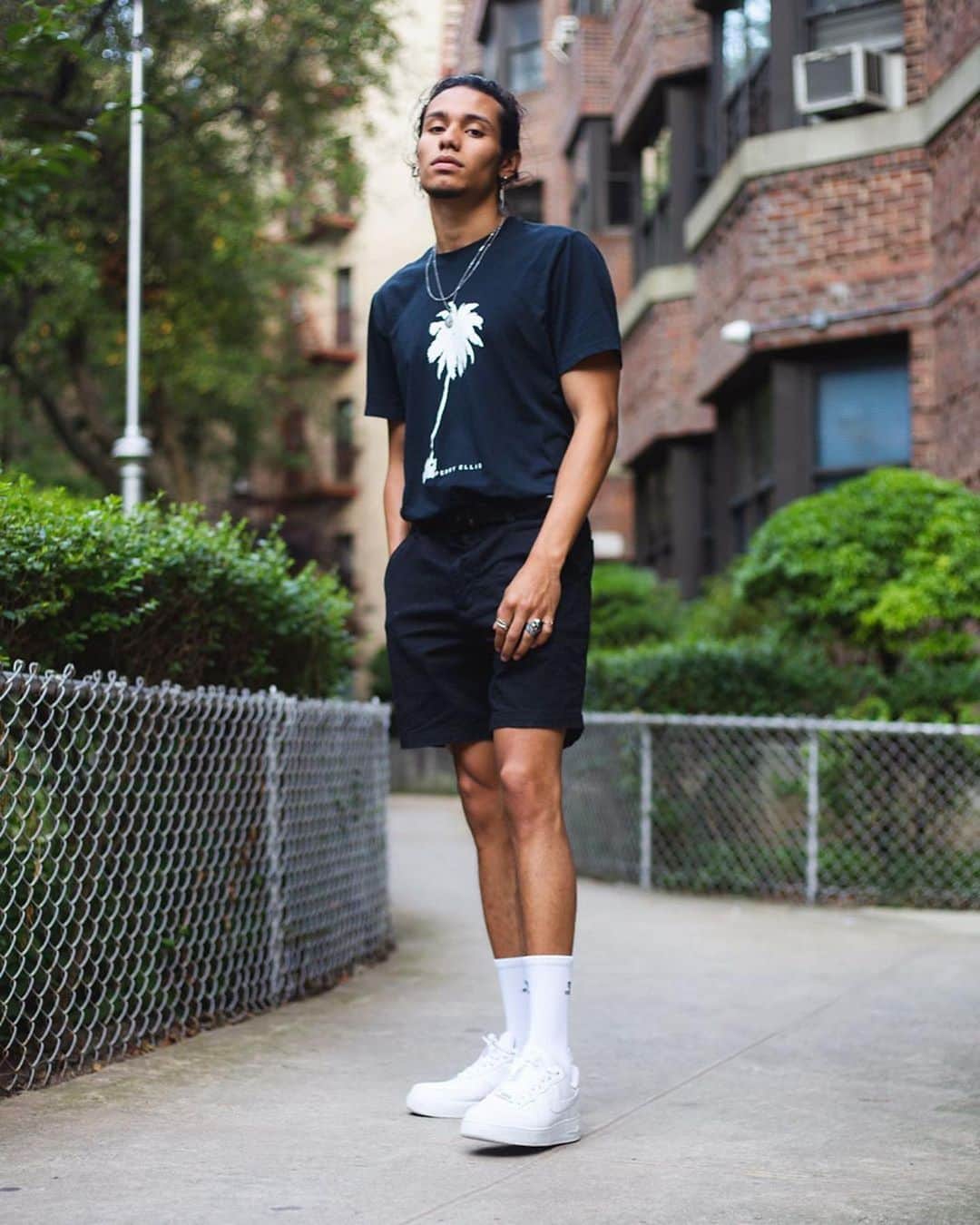 ペリーエリスのインスタグラム：「Redefining style, season after season. Tap to shop the Palm Print Graphic Tee. #PerryEllis #LifeReadySince1976 #repost 📷@angel_chatler」