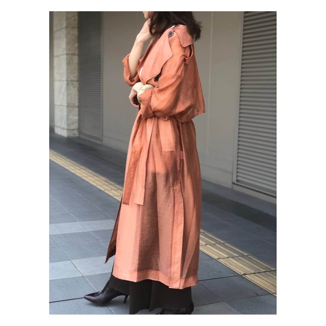 ETRÉ TOKYO ストアさんのインスタグラム写真 - (ETRÉ TOKYO ストアInstagram)「@etretokyo﻿ ﻿ Staff：ルクア大阪店 Marie 162cm【 @marie19m 】 ﻿ ﻿ 《NEW ARRIVAL 》﻿ ﻿ ONLINE STORE  8/15〜﻿ ルミネ 新宿店  8/16〜﻿ ルクア 大阪店  先行販売中﻿ ﻿  #シースルートレンチコート ￥29,000 + TAX 着用 : BROWN  シースル素材がクラシカルなトレンチのディテールを柔らく、軽やかに見せてくれます。 シア感のある光沢は動く度に艶めき、毎日のお出かけを華やかに飾ってくれます。  #etretokyo#etre#fashion#ootd#outfit#coordinate#mineby3mootd#casual#etretokyoshinjuku #etretokyoosaka﻿ #エトレ#エトレトウキョウ#コーディネート #シースル#トレンチコート#シンプル#シンプルコーデ  #大人コーデ#大人カジュアル #LUCUA#ルミネ新宿」8月16日 0時57分 - etretokyo_store