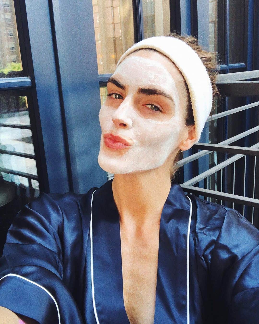 ヒラリー・ローダのインスタグラム：「Doing a quick @esteelauder 3-Minute Detox Mask in honor of #NationalRelaxationDay 🧖🏻‍♀️💋 #esteemodel」