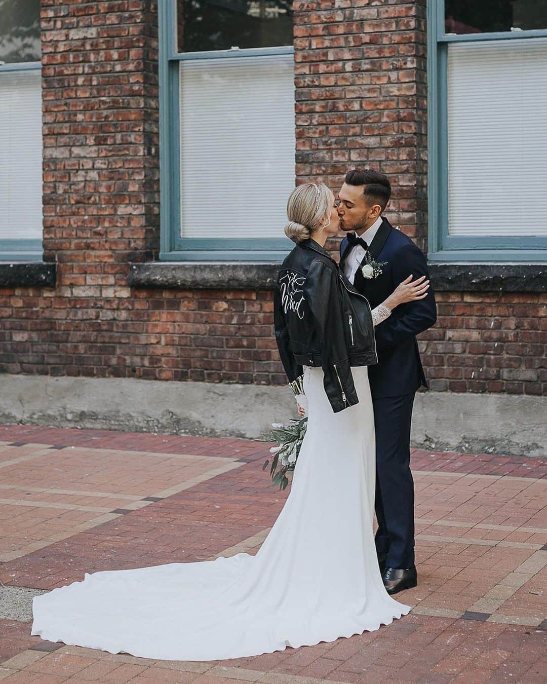 Pronoviasさんのインスタグラム写真 - (PronoviasInstagram)「Rock & Roll vibes in the Dracma dress! Our #PronoviasBrides know how to style their dresses in the coolest ways. Photo: kvd photography」8月16日 1時12分 - pronovias