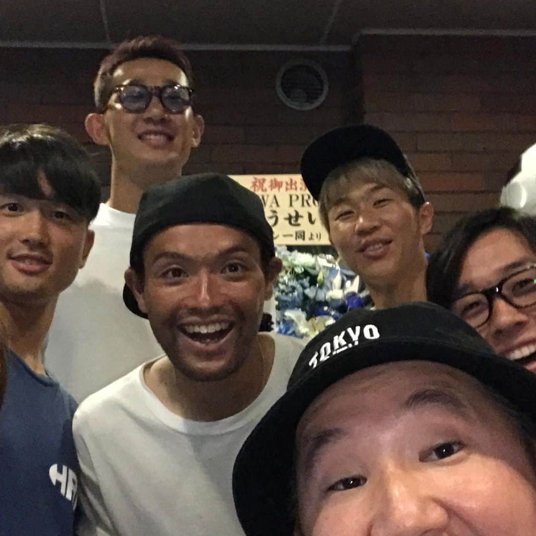 植田朝日のインスタグラム：「🔵🔴﻿ ﻿ 今宵は劇団コラソン 「ユルネバ」初日っした‼️﻿ ﻿ 半数以上が初舞台のキャスト陣でしたが、ハプニングはあったもののお客さんに乗せられ良いスタートを切ったのではないでしょうか？﻿ ﻿ 見に来てくれたケイゴ、ケンちゃん、キイチ、ゴー、キワラの東京勢とパチリ！w﻿ ﻿ #劇団コラソン  #コラソン #tokyo12」