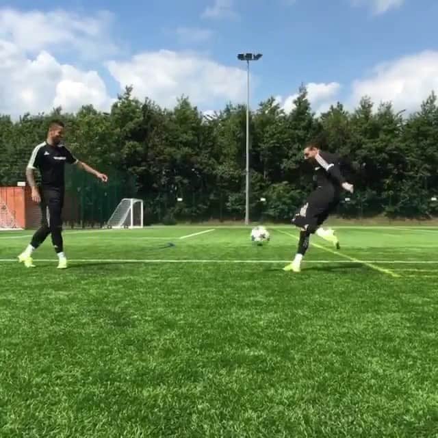 F2Freestylersのインスタグラム：「#TBT who’s your bro in football? ⚽️❤️」