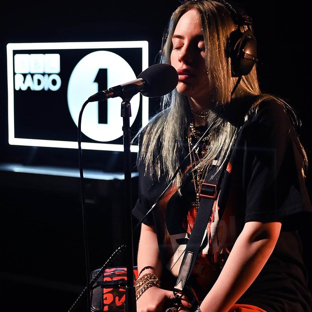 BBC Radioさんのインスタグラム写真 - (BBC RadioInstagram)「Name the first song that comes to mind... Throwback to when @billieeilish and her brother @finneas performed a Piano Sessions for @philytaggart 💙」8月16日 1時15分 - bbcradio1