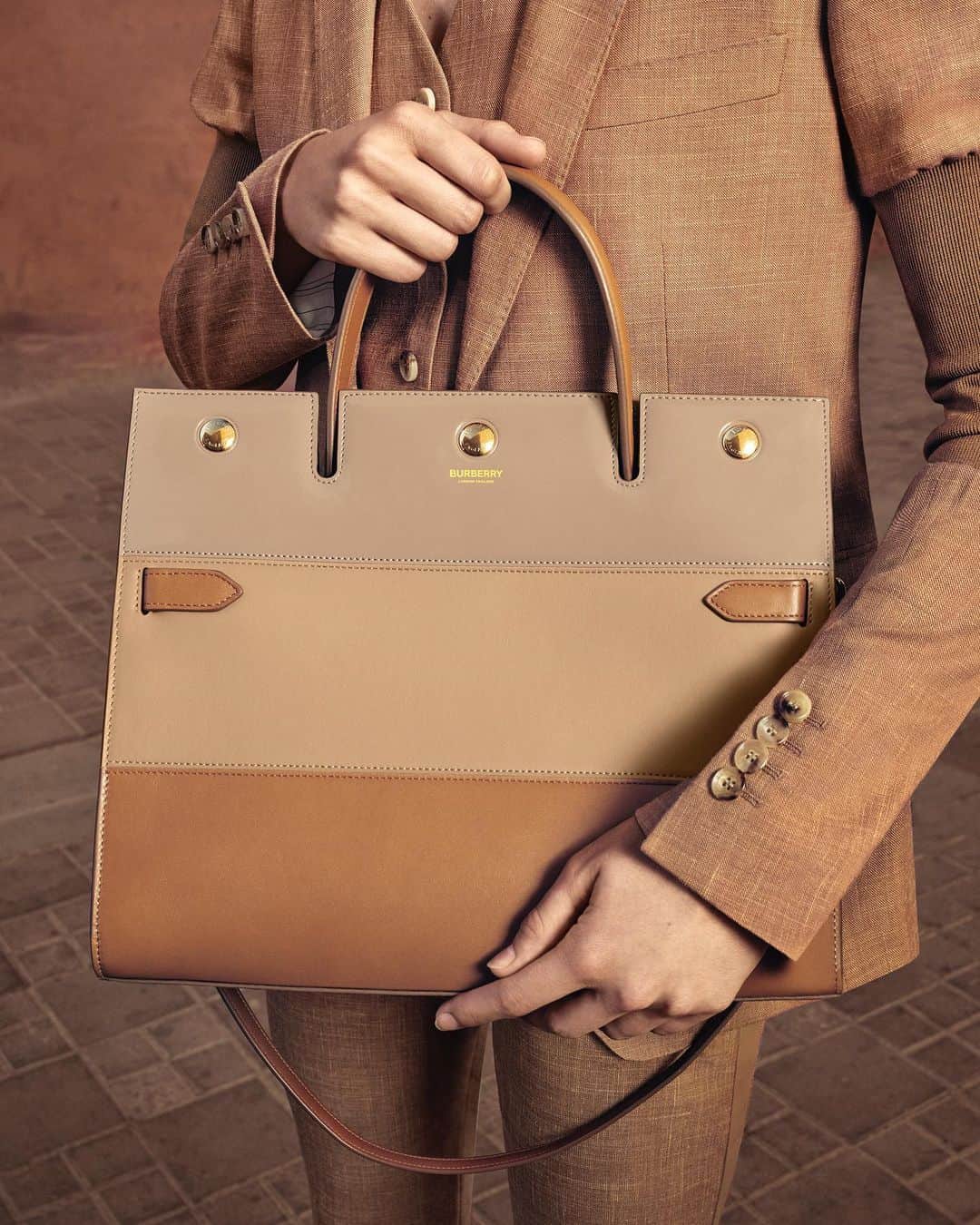 のインスタグラム：「A celebration of #Burberry beige . Introducing #TheTitleBag, crafted with elegant panels in rich shades of our house colour. #TheTitleBag's handles are designed to reflect the lapels of our classic trench coat, set alongside statement details: the triple-stud closure and polished top bar . #BurberryGeneration」