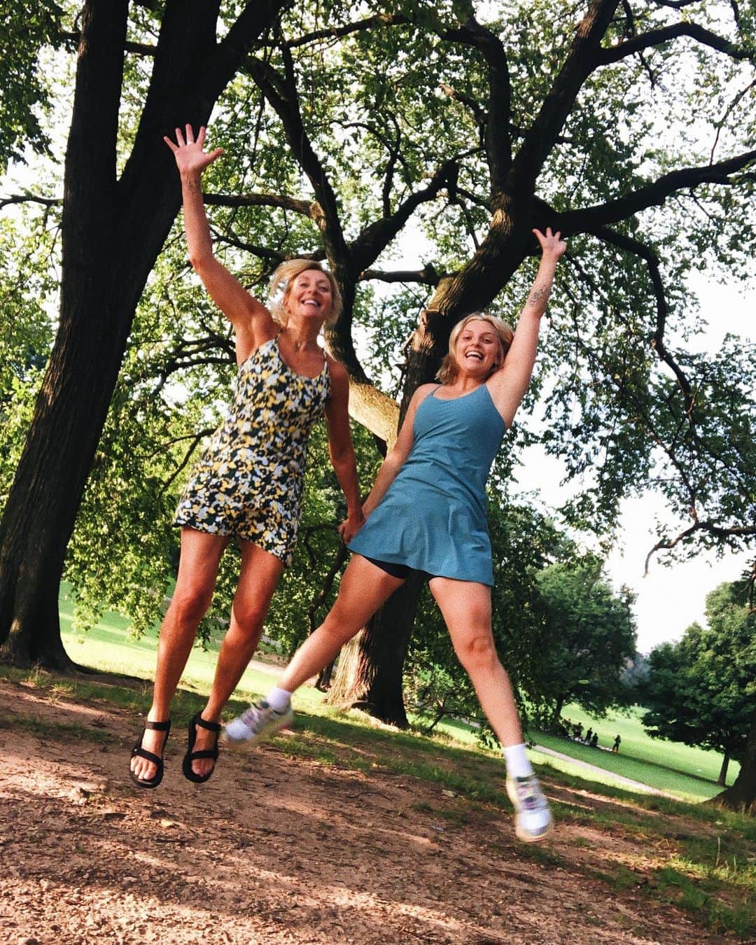 Estée Lalondeのインスタグラム：「Twinning with my Mom in our @OutdoorVoices exercise dresses! Fresh air does the body, mind and soul good and hiking around my favourite park in New York proves that you can do anything in a dress 💪 #DoingThings ————————— 🚨 GIVEAWAY! 🚨 To enter: follow @OutdoorVoices and tag your workout buddy under this post! Winners will each receive an exercise dress from OV (these things are seriously so cute and practical! I love the bodysuit under the dress-there are no limits to what you can do in this dress! My new fave thing to wear when I’m getting active outdoors!)」