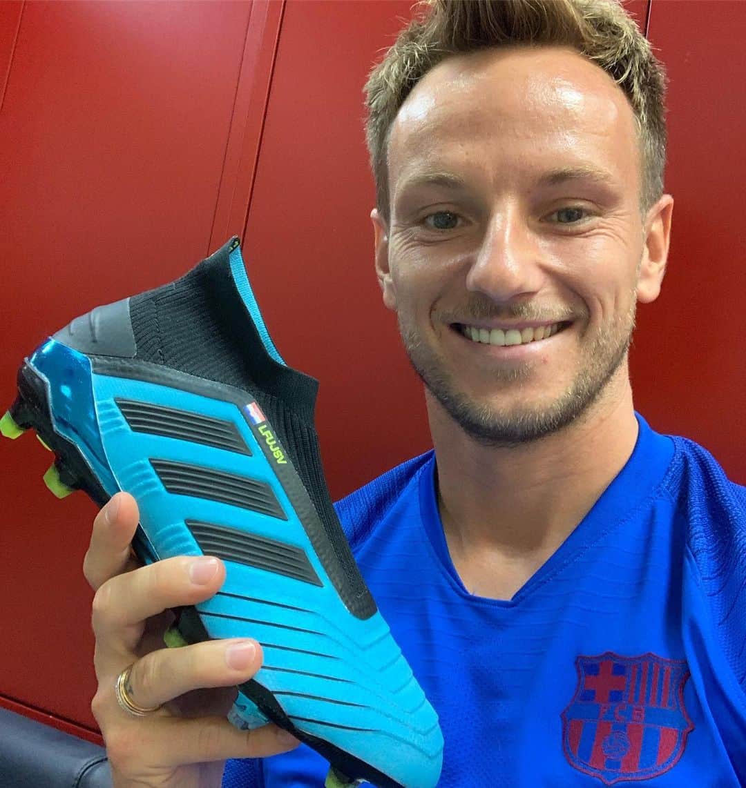 イヴァン・ラキティッチのインスタグラム：「Vamos, mañana ya empieza lo bueno..💪🔝⚽️👟 #daretocreate @adidasfootball #Predator」