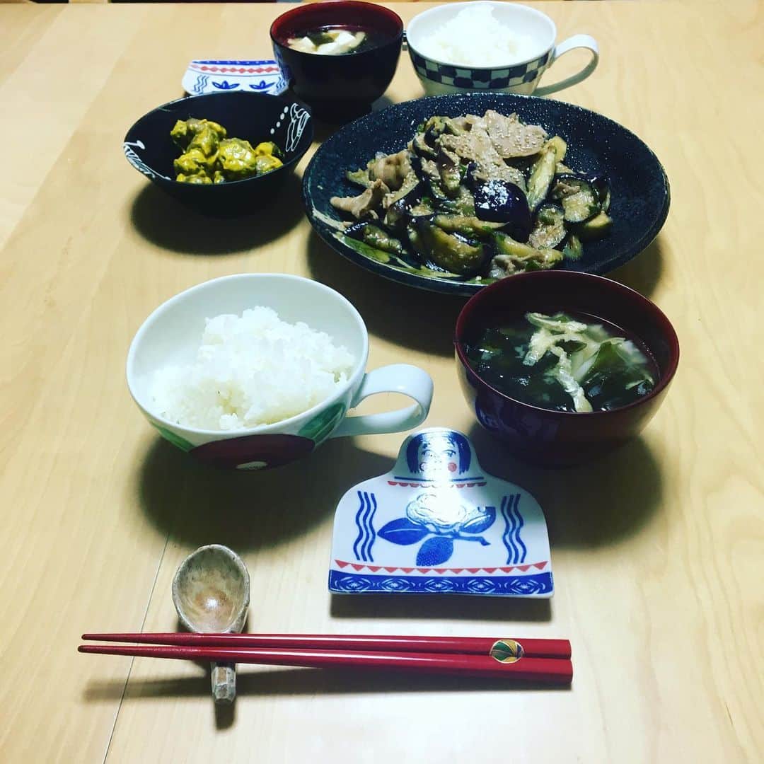 椿鬼奴さんのインスタグラム写真 - (椿鬼奴Instagram)「今日は主人が久しぶりにご飯を作ってくれたよ！#いい味噌の #豚バラと茄子と青唐辛子の味噌炒め #いい味噌の #お揚げと大根とお豆腐わかめのお味噌汁 #辛子漬け #特に豚肉が美味しいと言ったら #回鍋肉と同じやり方した #とプロっぽい事を言っていた」8月16日 1時24分 - tsubakioniyakko