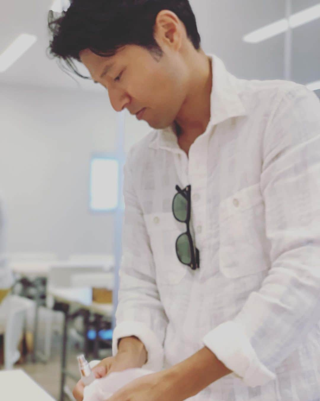 橋本昌彦さんのインスタグラム写真 - (橋本昌彦Instagram)「Aroma 香水  自分が好きな香りを選んで 割合をきめて  人生初オリジナルAroma香水に挑戦  柑橘系の中に ブラックペッパー、ヒノキを少しいれて ほんのり甘さと木の香りをプラス  さっぱりした中にも落ち着いたいい感じに仕上がる やっぱり ものづくりは楽しいね  世界にたったひとつだけの 自分だけのAroma香水  #aromatherapy #aroma #癒し #柑橘系の香り #あんじゅホーム #オリジナル #挑戦 #いい香り #あろまじょ #香水 #手作り #楽しい #happiness」8月16日 1時46分 - masahikohashimoto