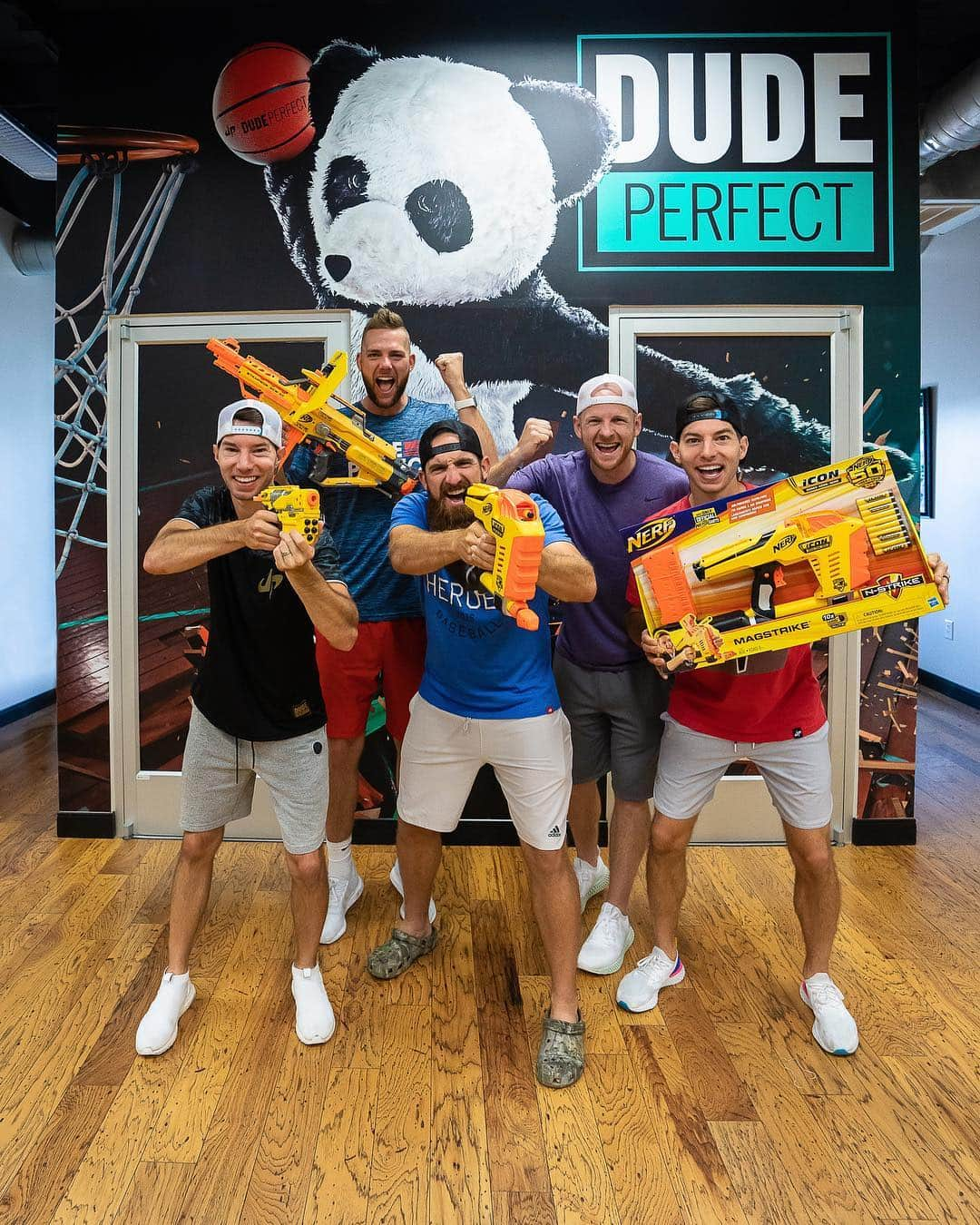 Dude Perfectさんのインスタグラム写真 - (Dude PerfectInstagram)「It's the summer of classics and @Nerf delivered with the Icon Series! These fan favorites were upgraded to Elite performance, and are available only at @Target. #NerfOrNothing #ad」8月16日 1時41分 - dudeperfect